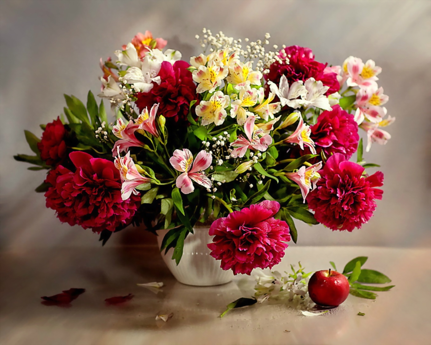 Laden Sie das Blumen, Pfingstrosen, Still-Leben, Schleierkraut, Gipsophile, Vase, Apfel-Bild kostenlos auf Ihren PC-Desktop herunter
