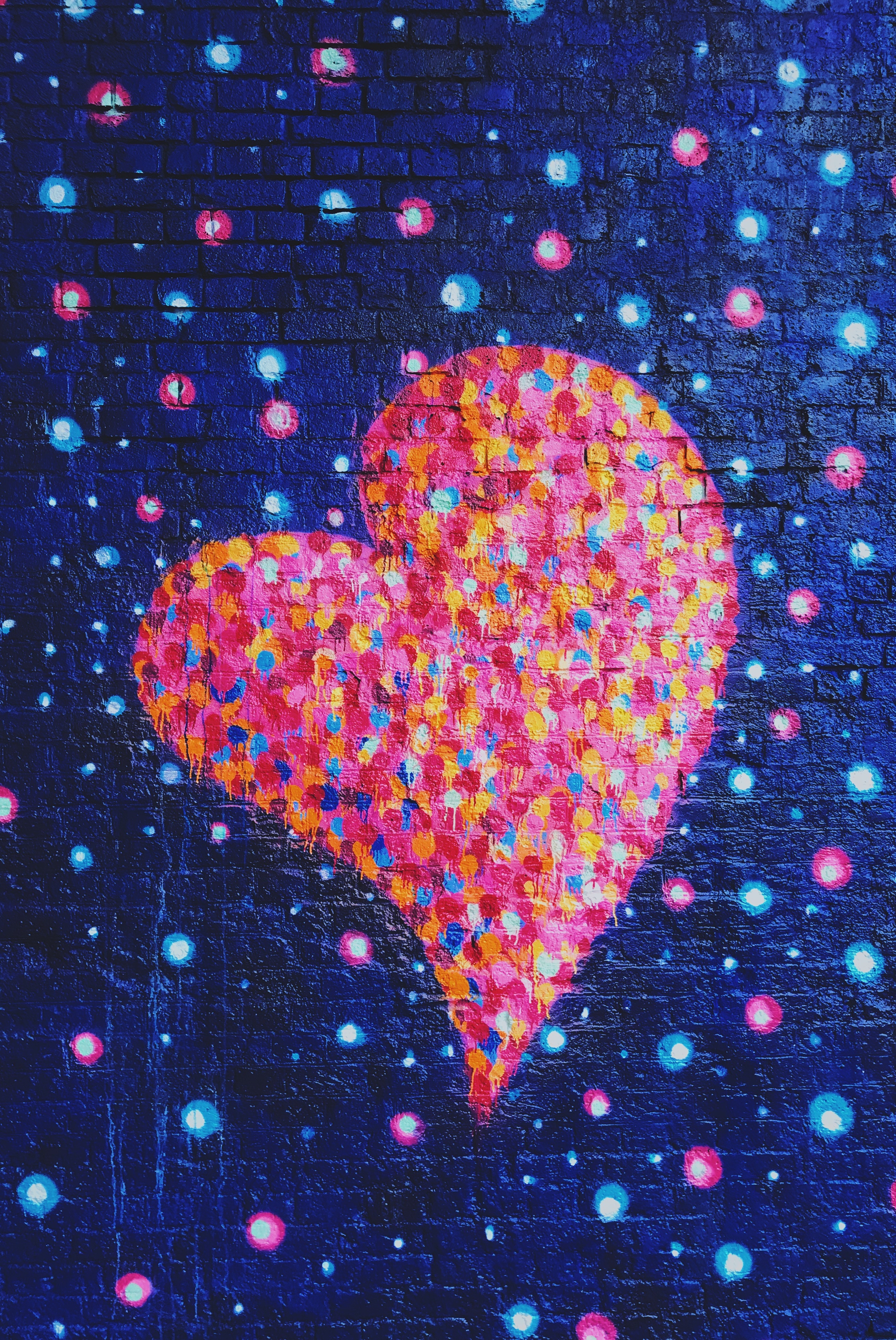 Handy-Wallpaper Kunst, Herzen, Liebe, Farbe, Wand, Ein Herz kostenlos herunterladen.