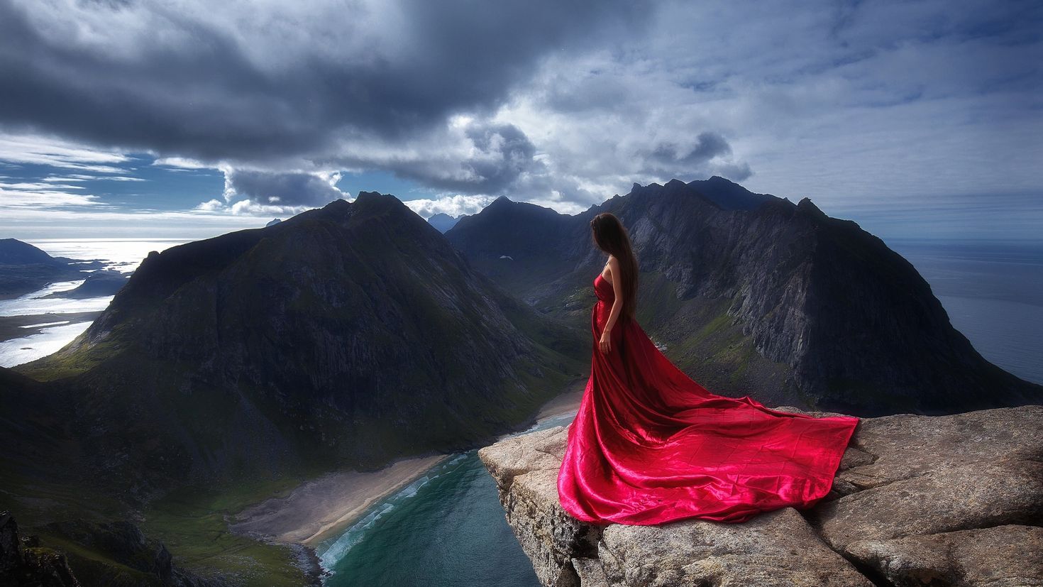 Девушка в платье горы