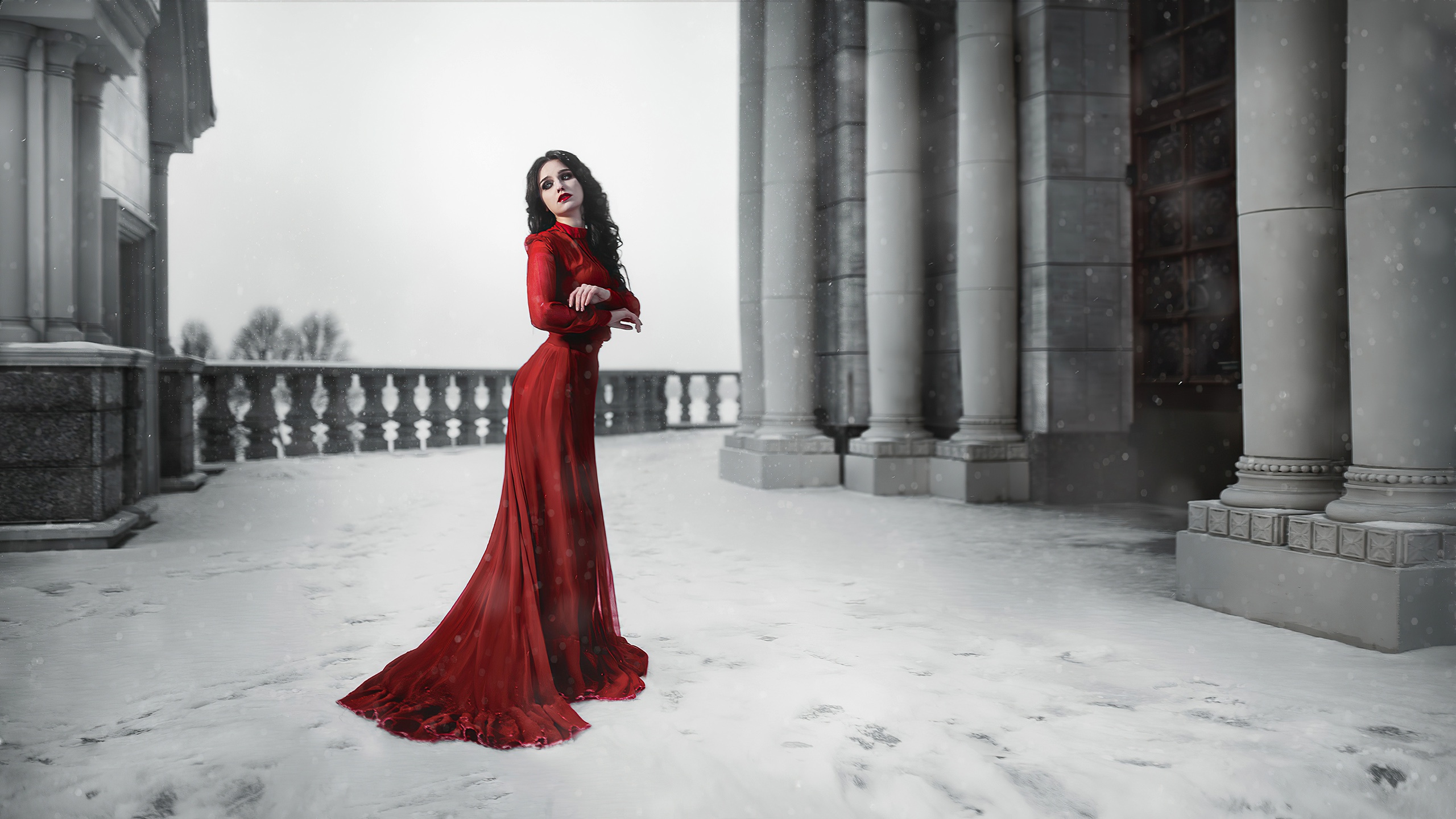 Красное платье с замком