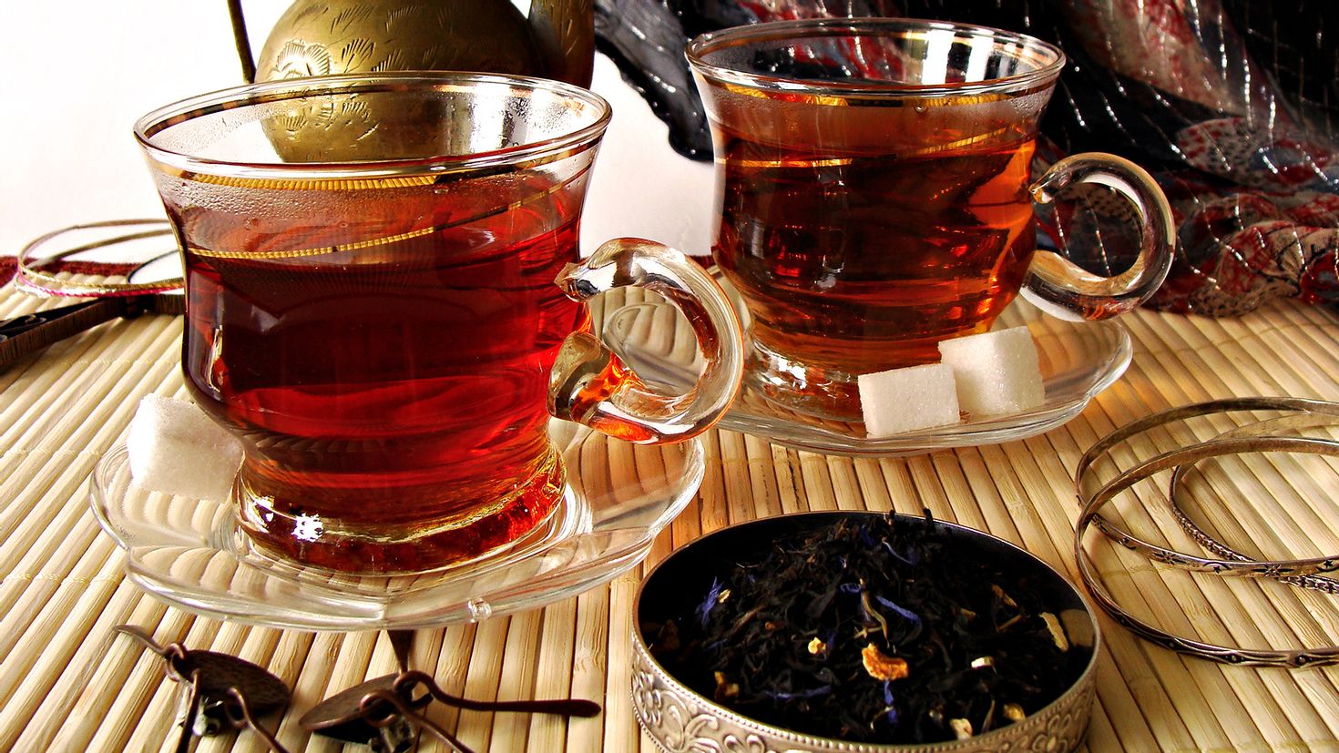 Крепкая заварка. Чай черный. Чашка чая. Чашка с чаем. 2 Чашки чая.