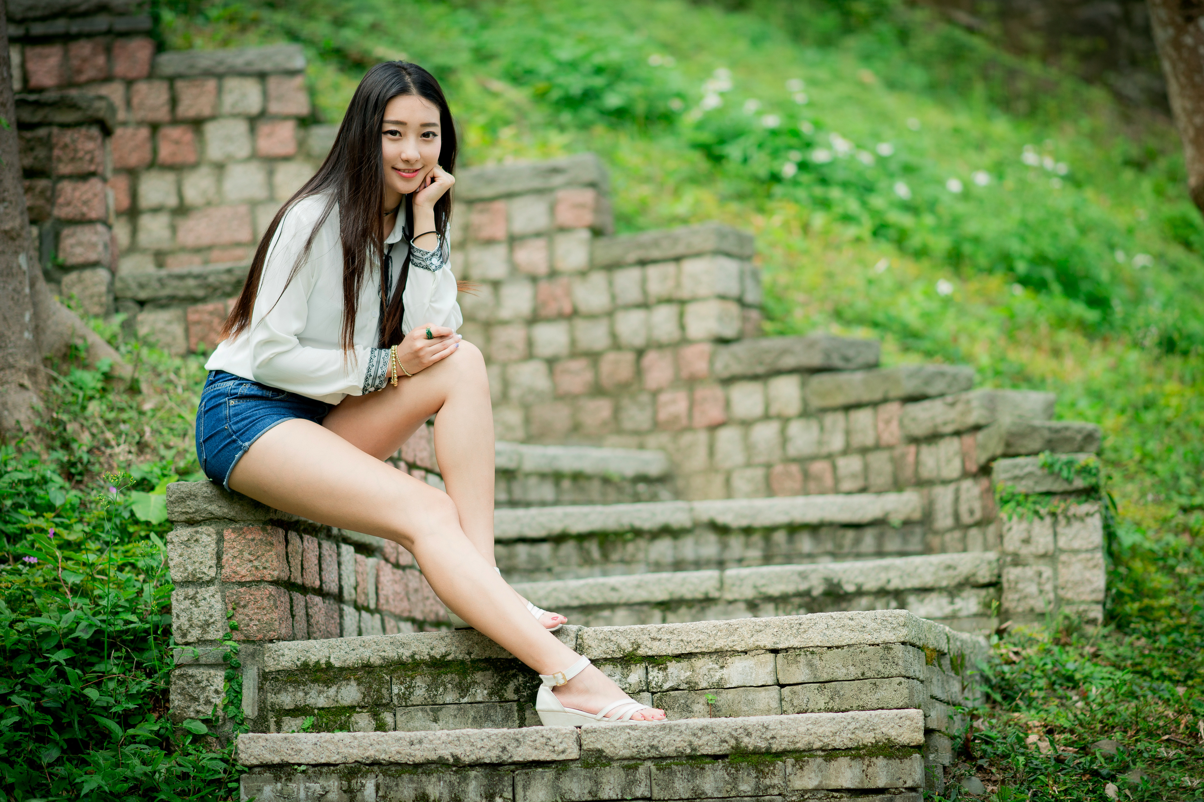 маленькая азиатка на лестнице фото 15