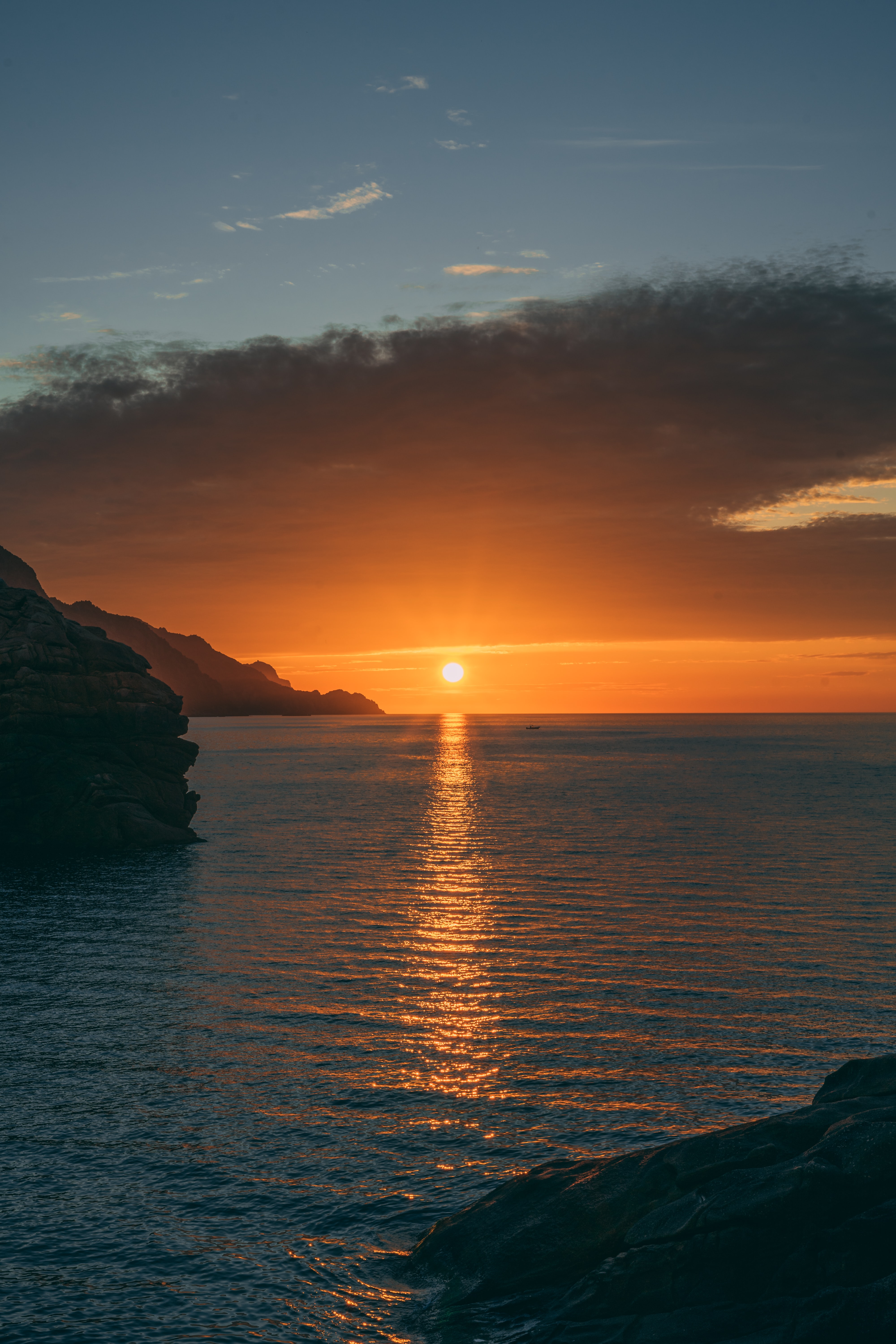 sea, nature, sunset, rocks, horizon, glare phone wallpaper