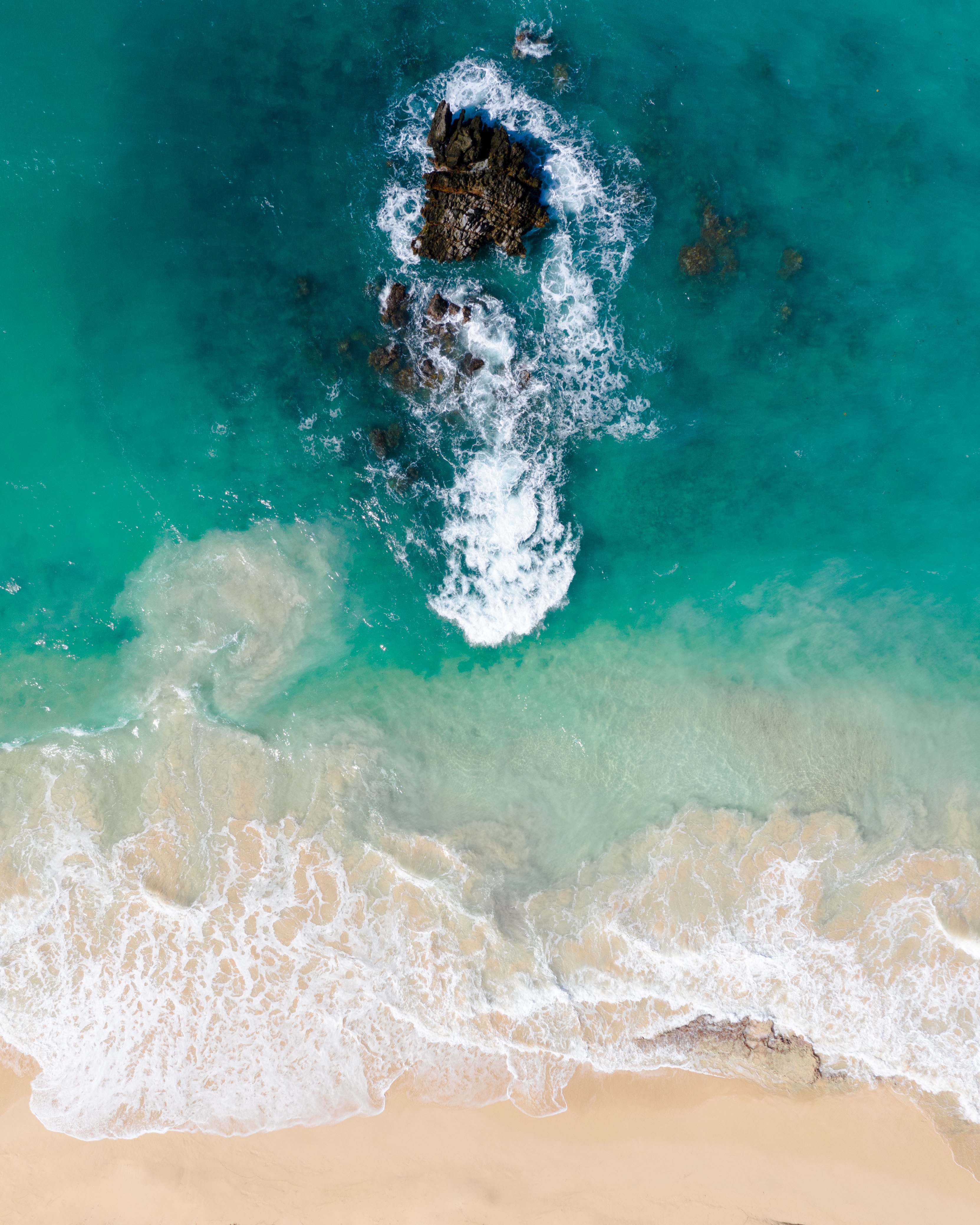 144814 Salvapantallas y fondos de pantalla Playa en tu teléfono. Descarga imágenes de vista desde arriba, isla, océano, espuma gratis