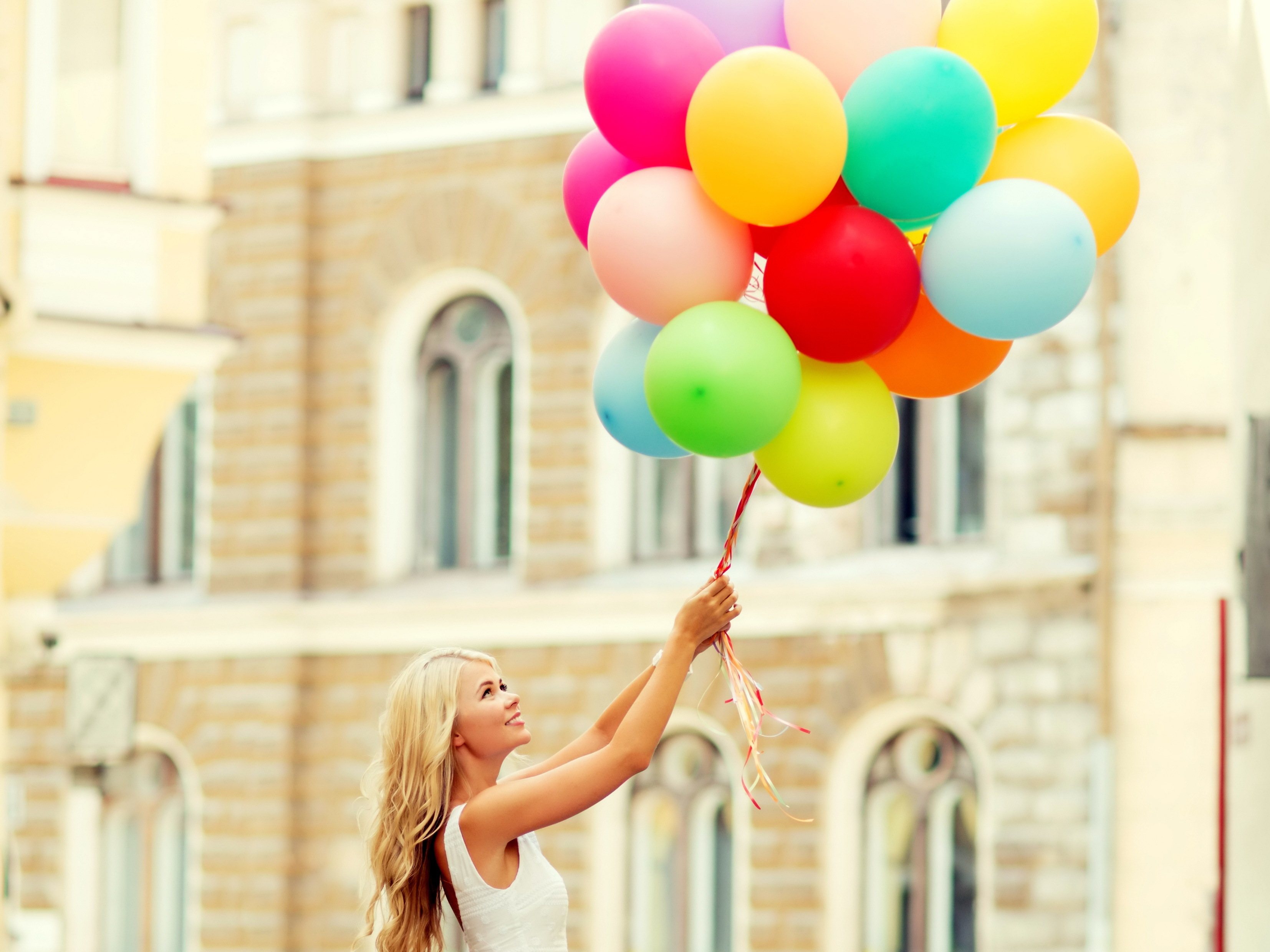 Красивая девушка с воздушными шарами