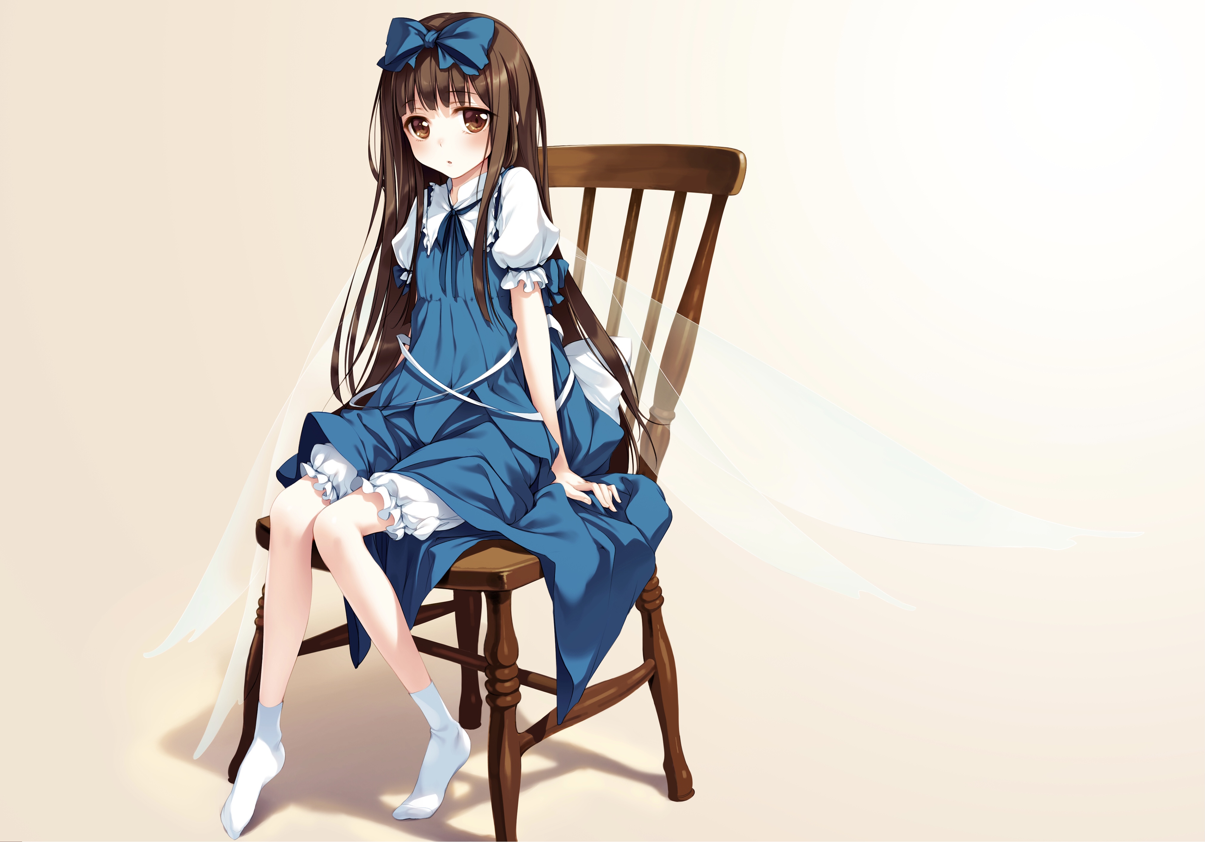 девочка в платье сидит на стуле