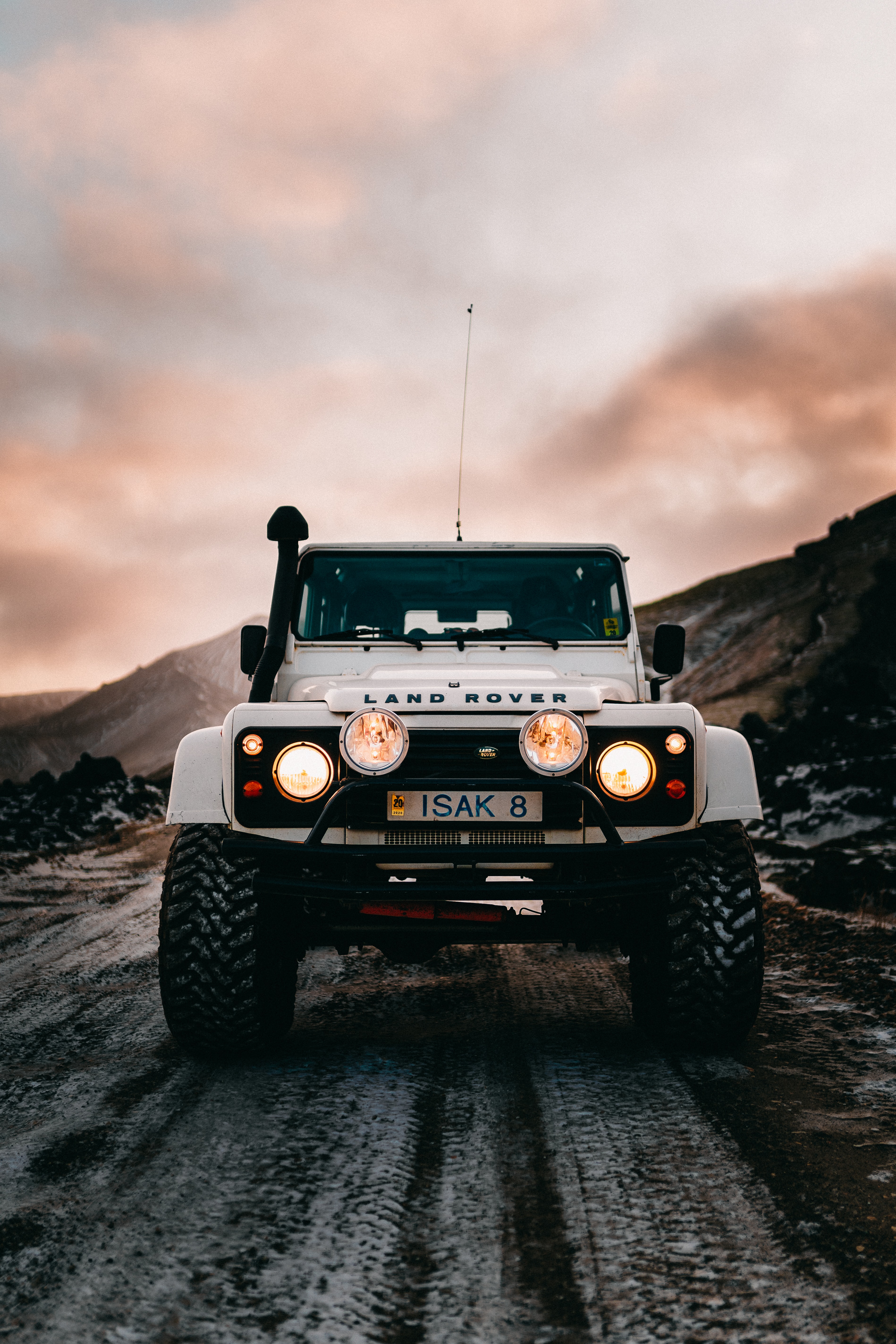 111197 Bildschirmschoner und Hintergrundbilder Land Rover auf Ihrem Telefon. Laden Sie auto, land rover, cars, weiß, lichter, vorderansicht, frontansicht, maschine, scheinwerfer Bilder kostenlos herunter