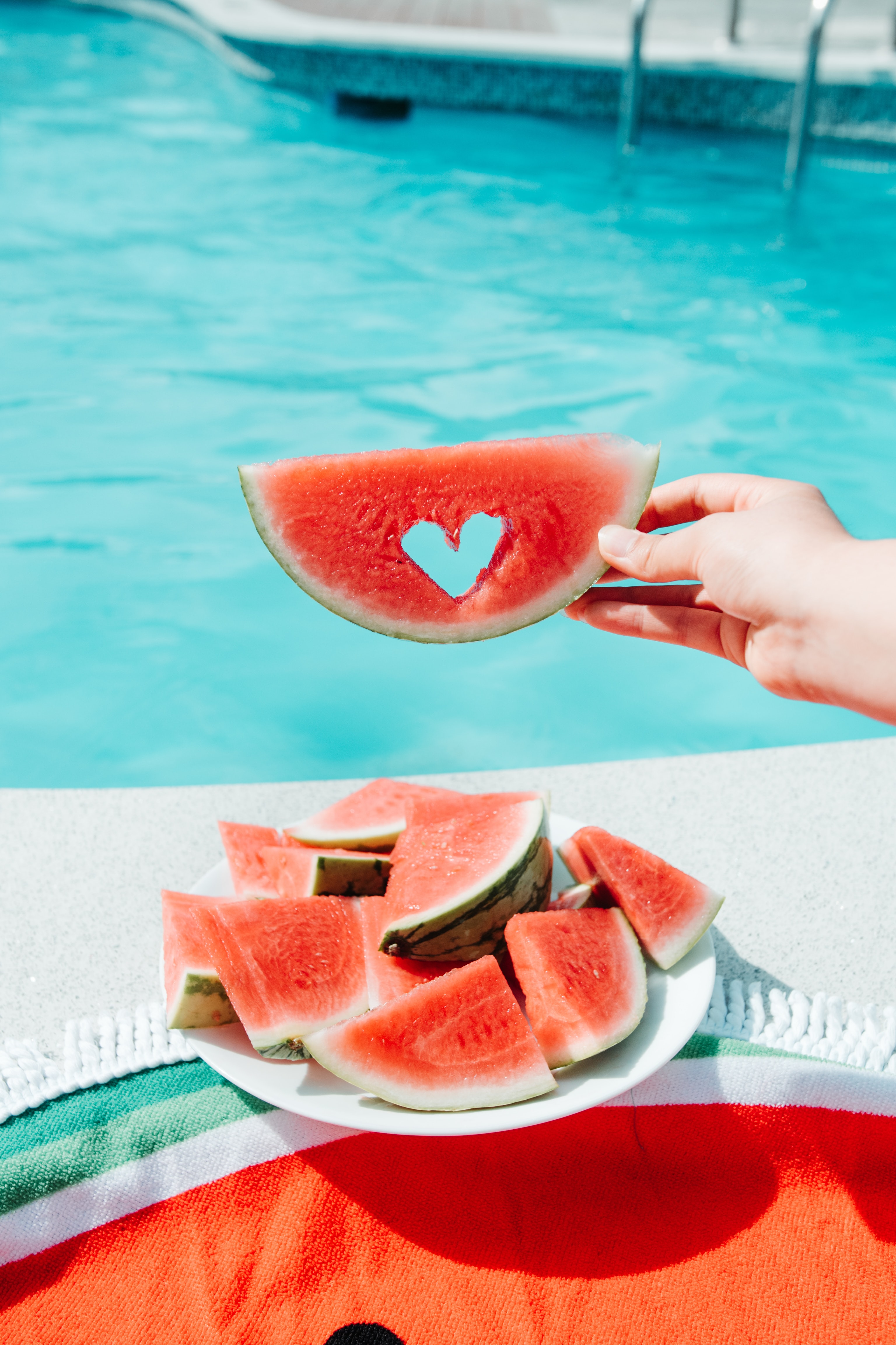 100734 Bildschirmschoner und Hintergrundbilder Wassermelone auf Ihrem Telefon. Laden Sie die frucht, herzen, teller, hand Bilder kostenlos herunter