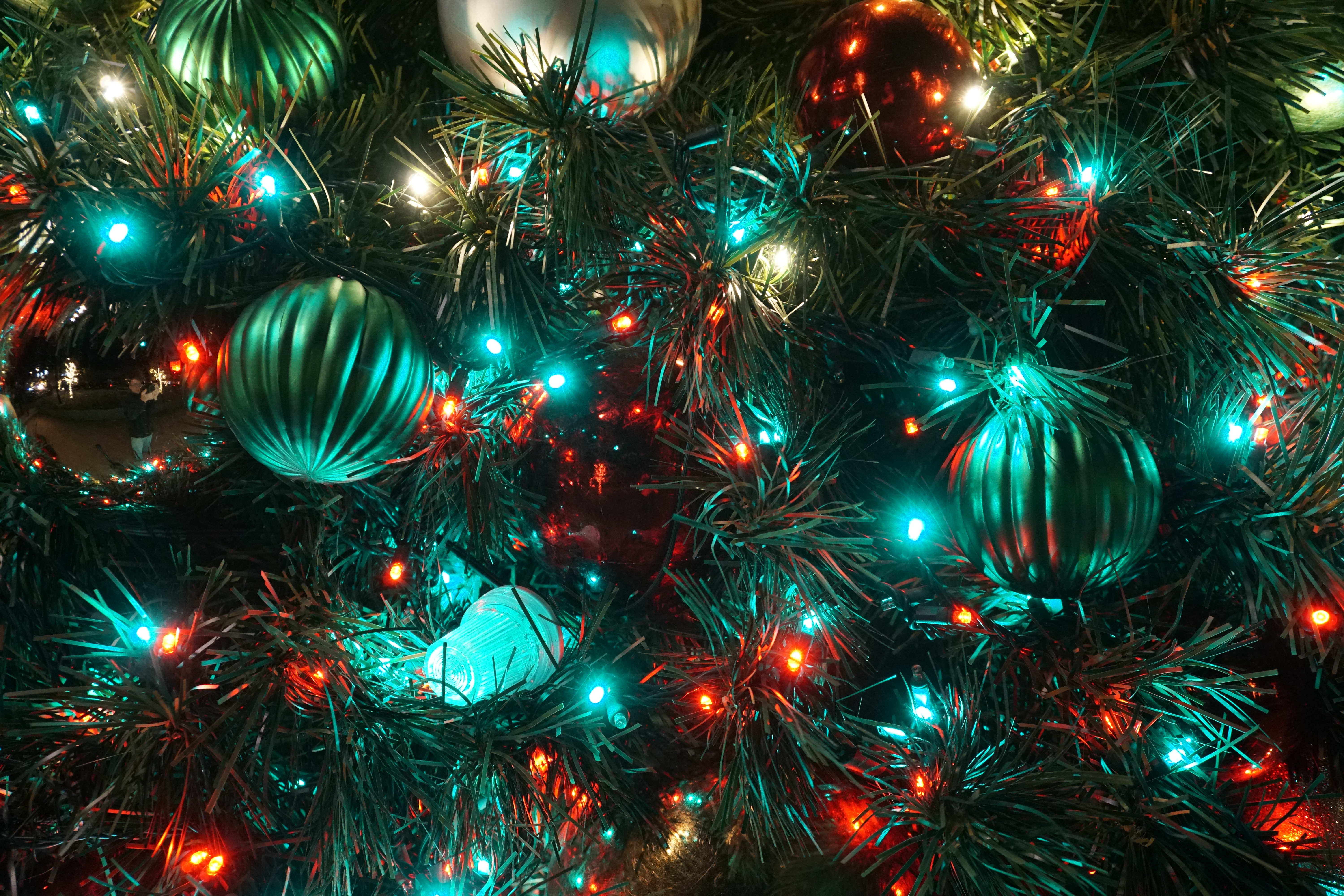 お使いの携帯電話の105243スクリーンセーバーと壁紙花輪。 輝く, クリスマスツリー, 光, クリスマスの飾りの写真を無料でダウンロード
