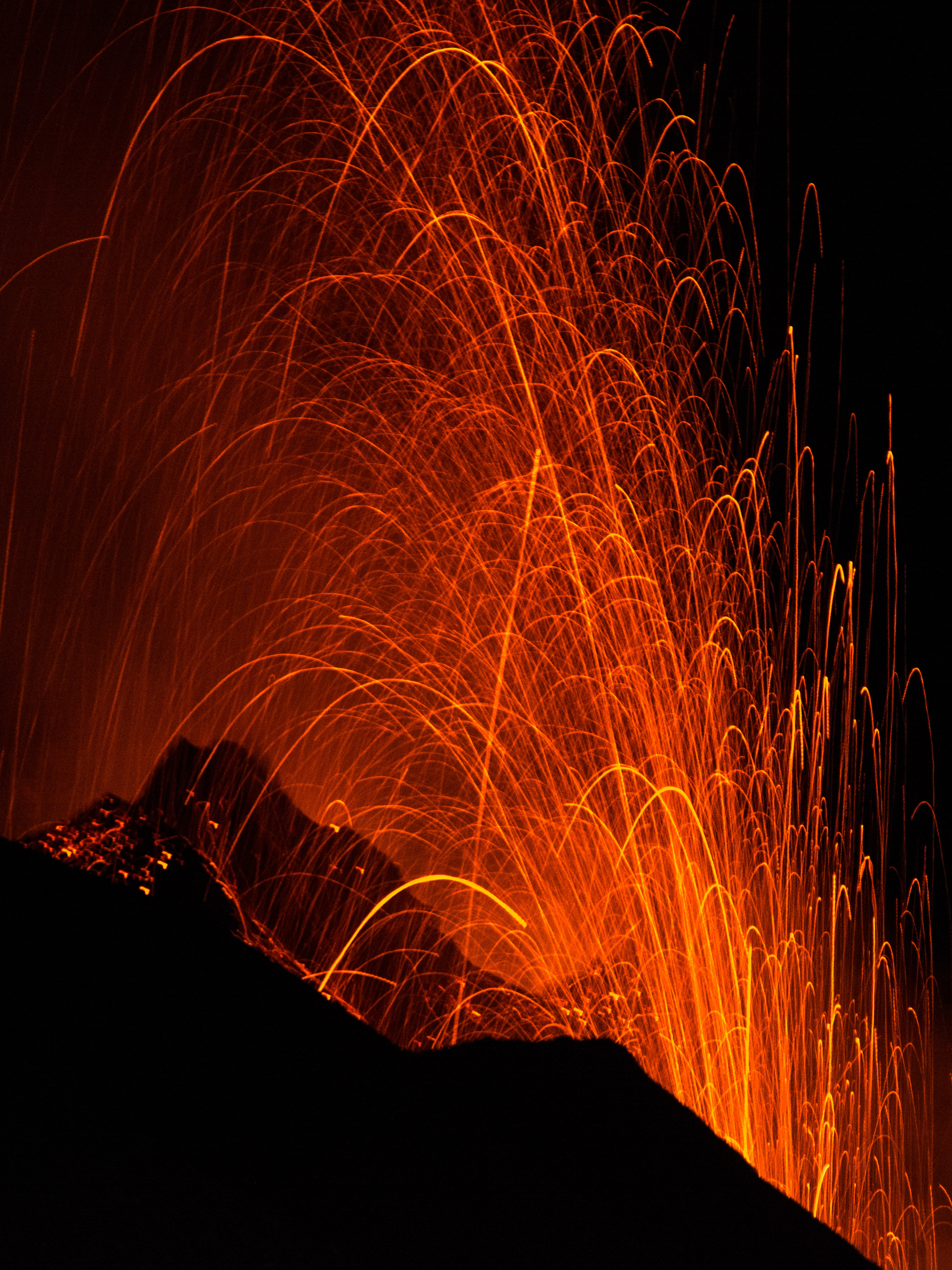 Mobile HD Wallpaper Sparks glow, dark, eruption