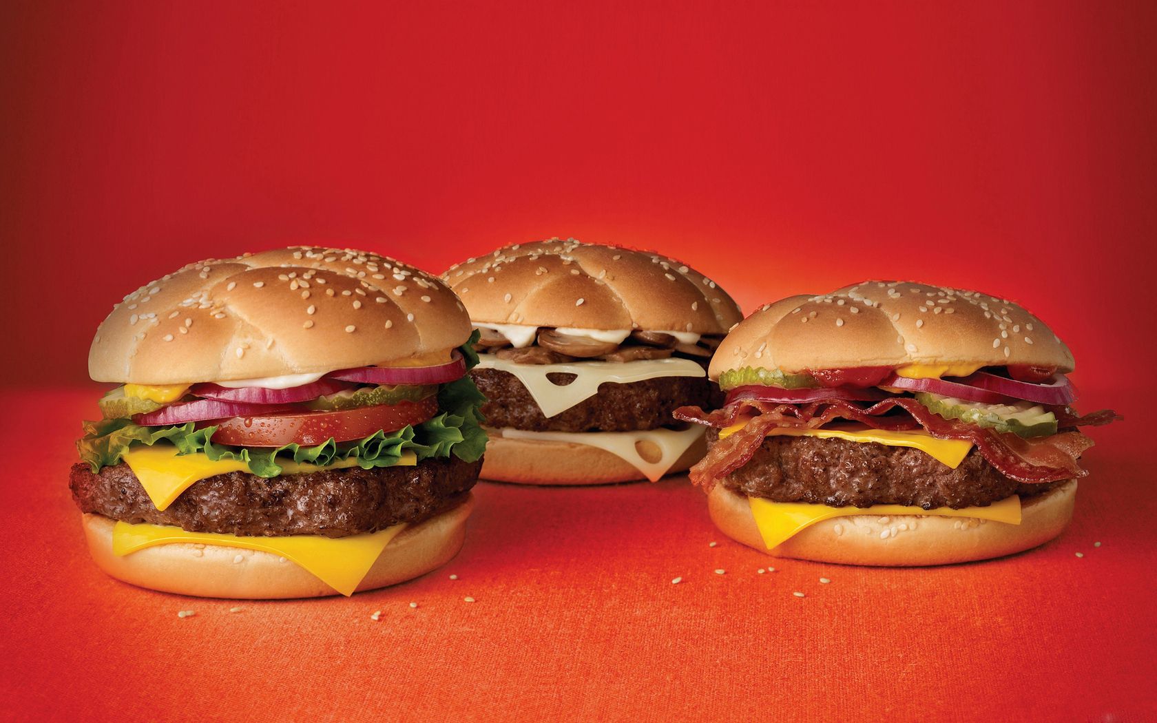119290 Hintergrundbild herunterladen lebensmittel, hamburger, schichten, füllung, roter hintergrund, fastfood, fast food - Bildschirmschoner und Bilder kostenlos