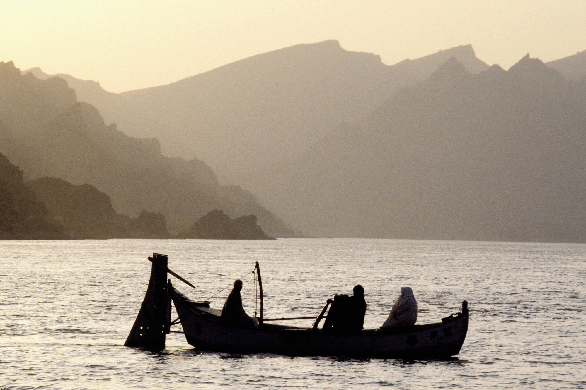 Laden Sie das Asien, Menschen, Natur, Wasser, Mountains, See, Nebel, Ein Boot, Boot-Bild kostenlos auf Ihren PC-Desktop herunter