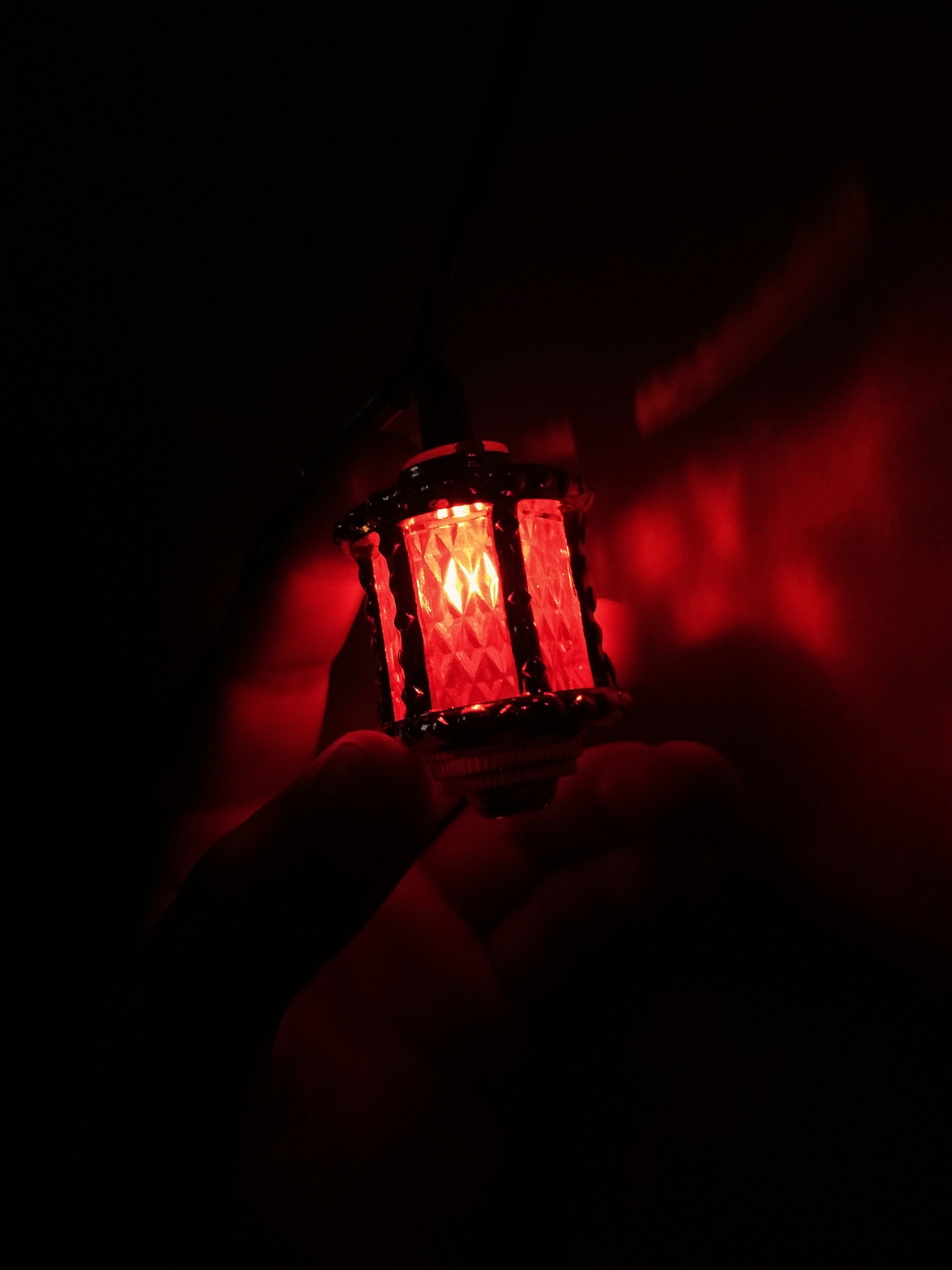 hands, shine, dark, light, lamp, lantern 5K