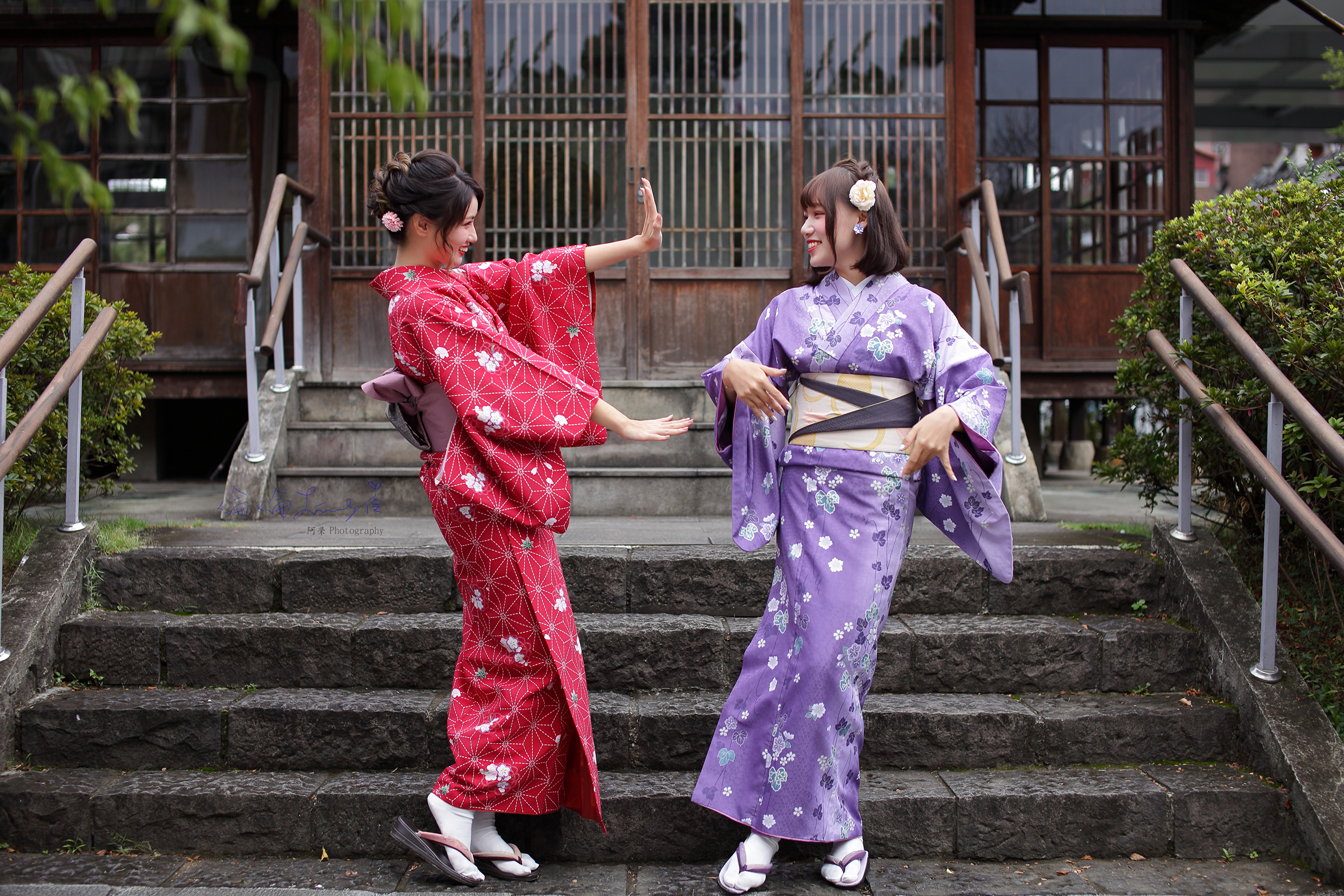 Две девушки в кимоно