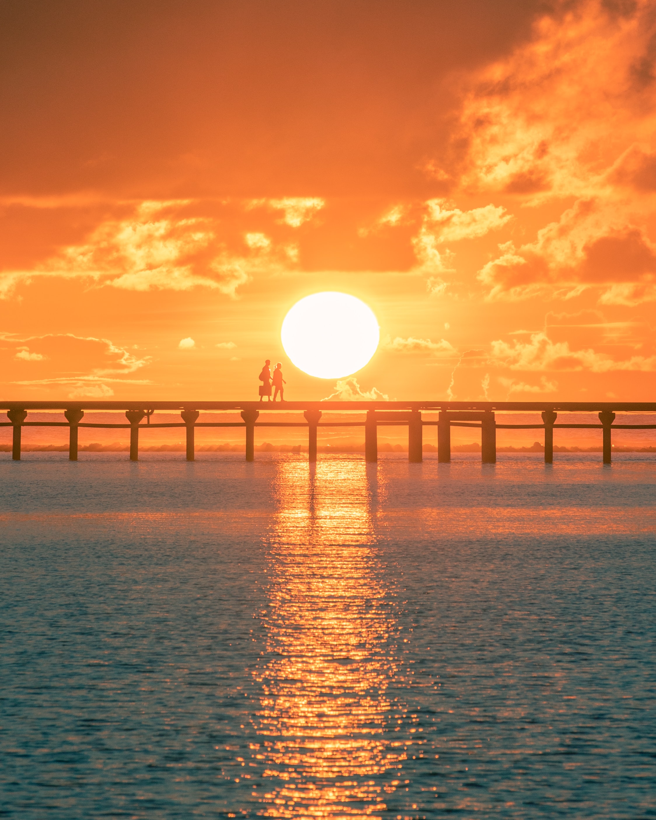 Handy-Wallpaper Sun, Natur, Sunset, Sea, Blendung, Silhouette, Brücke kostenlos herunterladen.