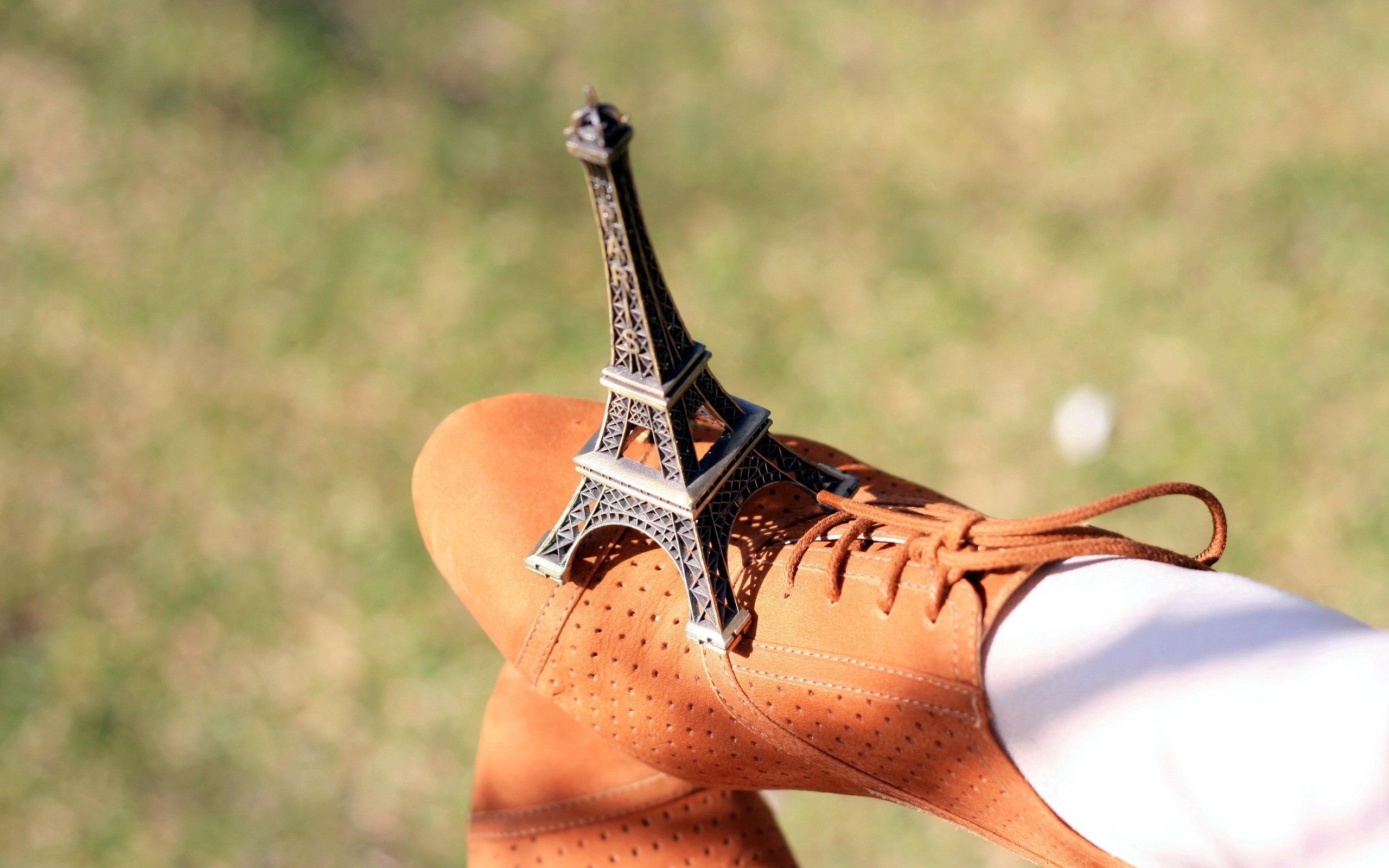 145674 Salvapantallas y fondos de pantalla Torre Eiffel en tu teléfono. Descarga imágenes de calzado, misceláneo, cordones, miscelánea gratis