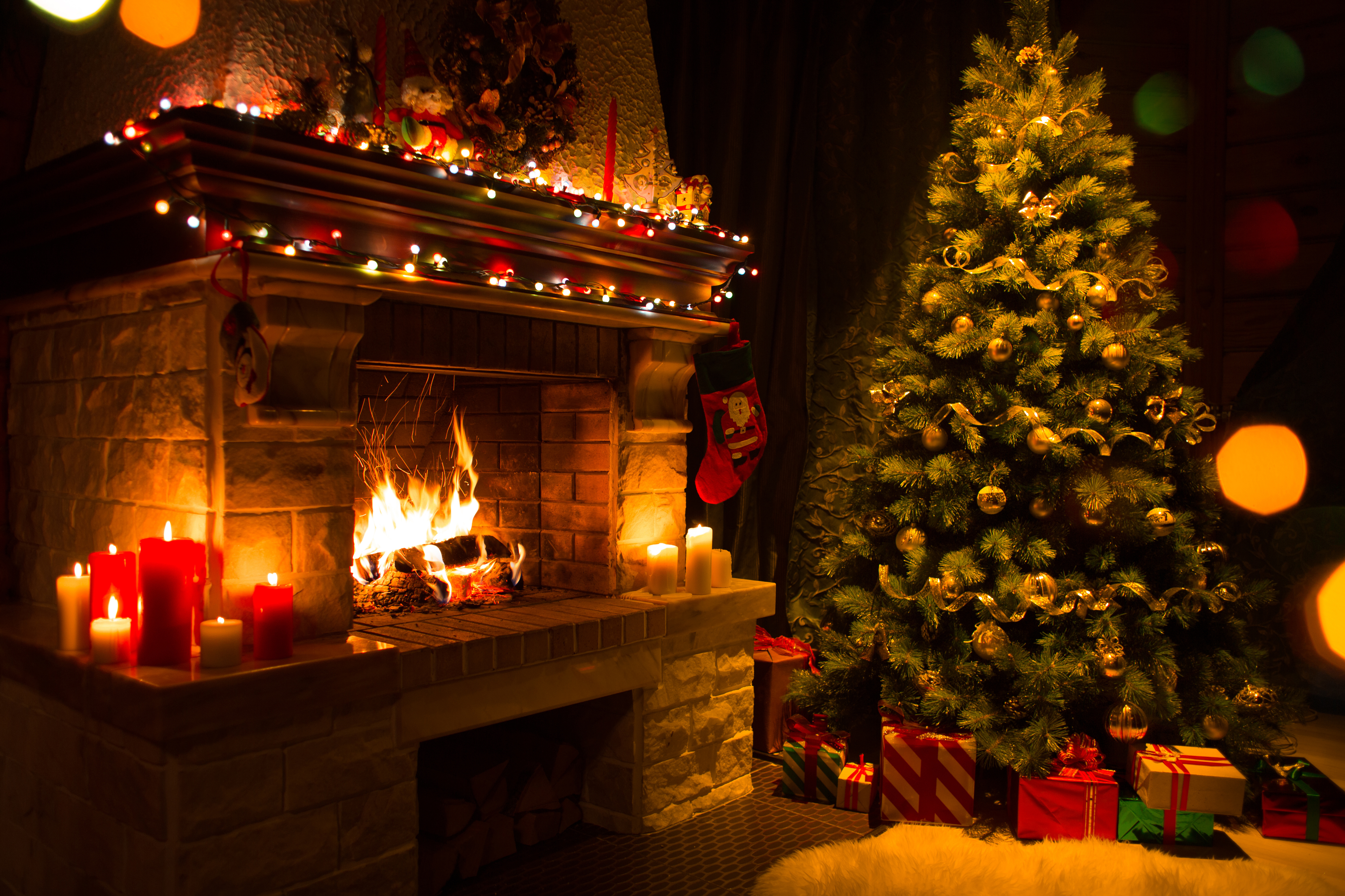 1528385壁紙のダウンロードクリスマスツリー, ホリデー, クリスマス, キャンドル, クリスマスオーナメント, 暖炉, 光, リビングルーム-スクリーンセーバーと写真を無料で