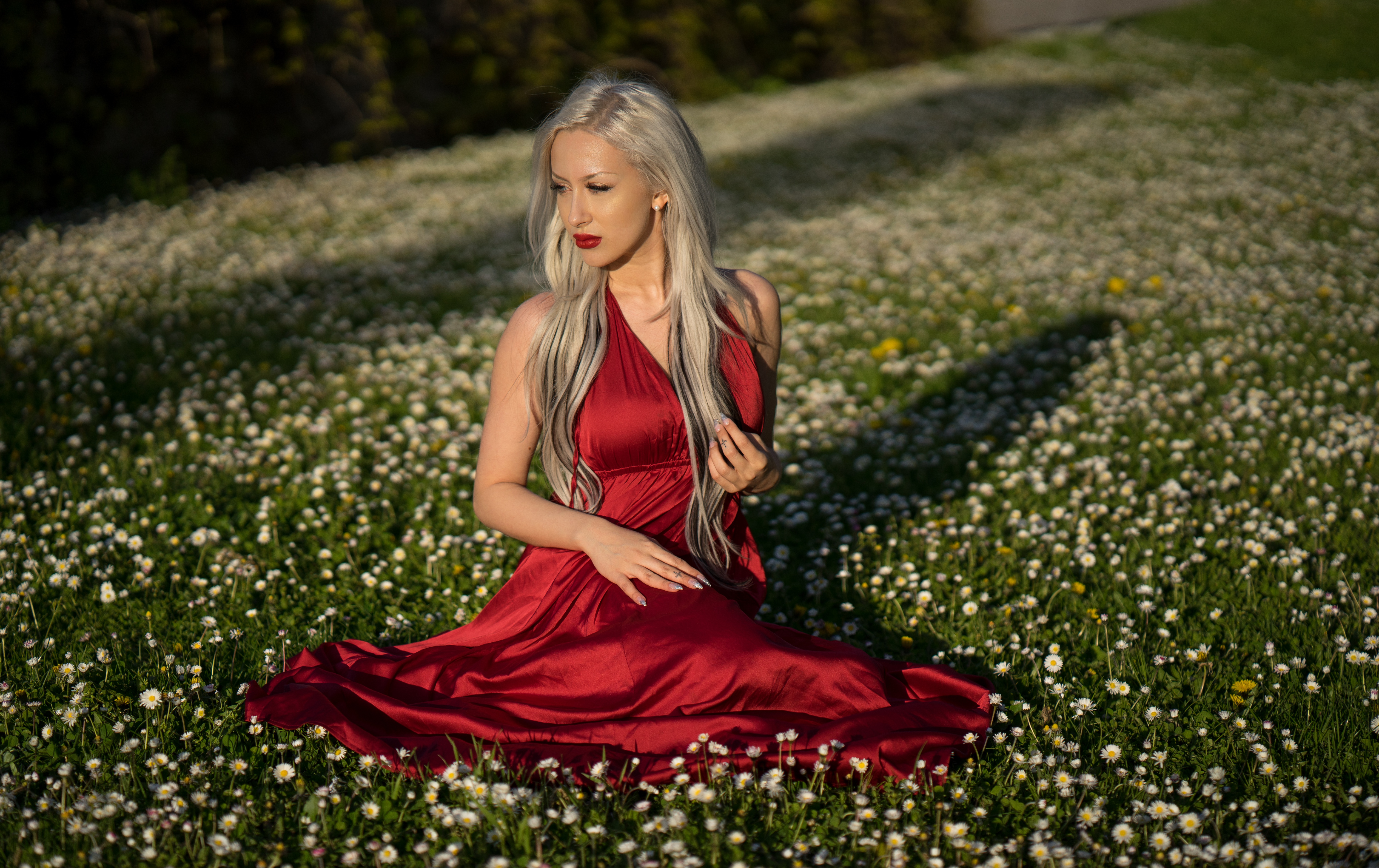 Красное платье на блондинке