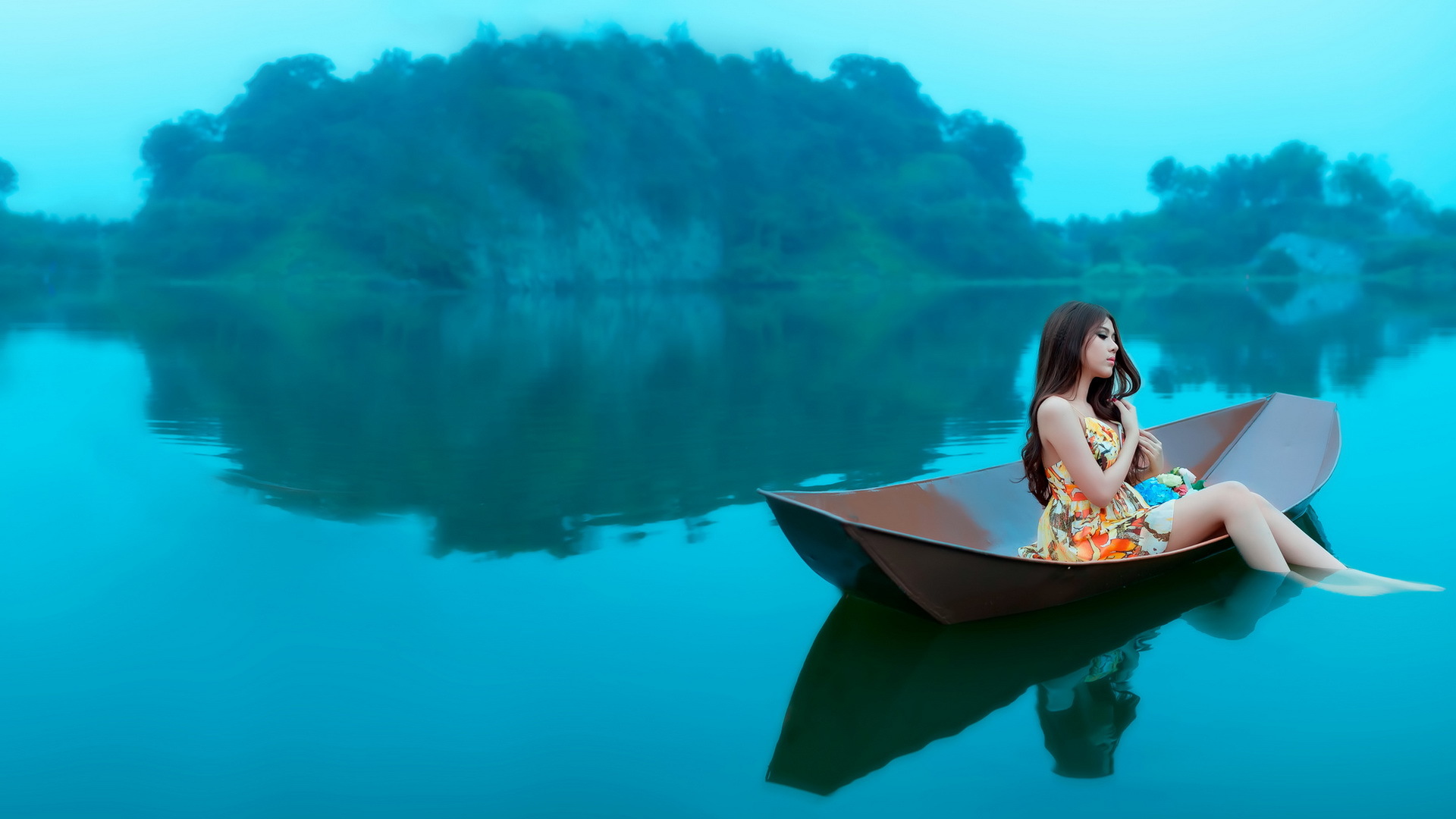 Красивая девушка в лодке