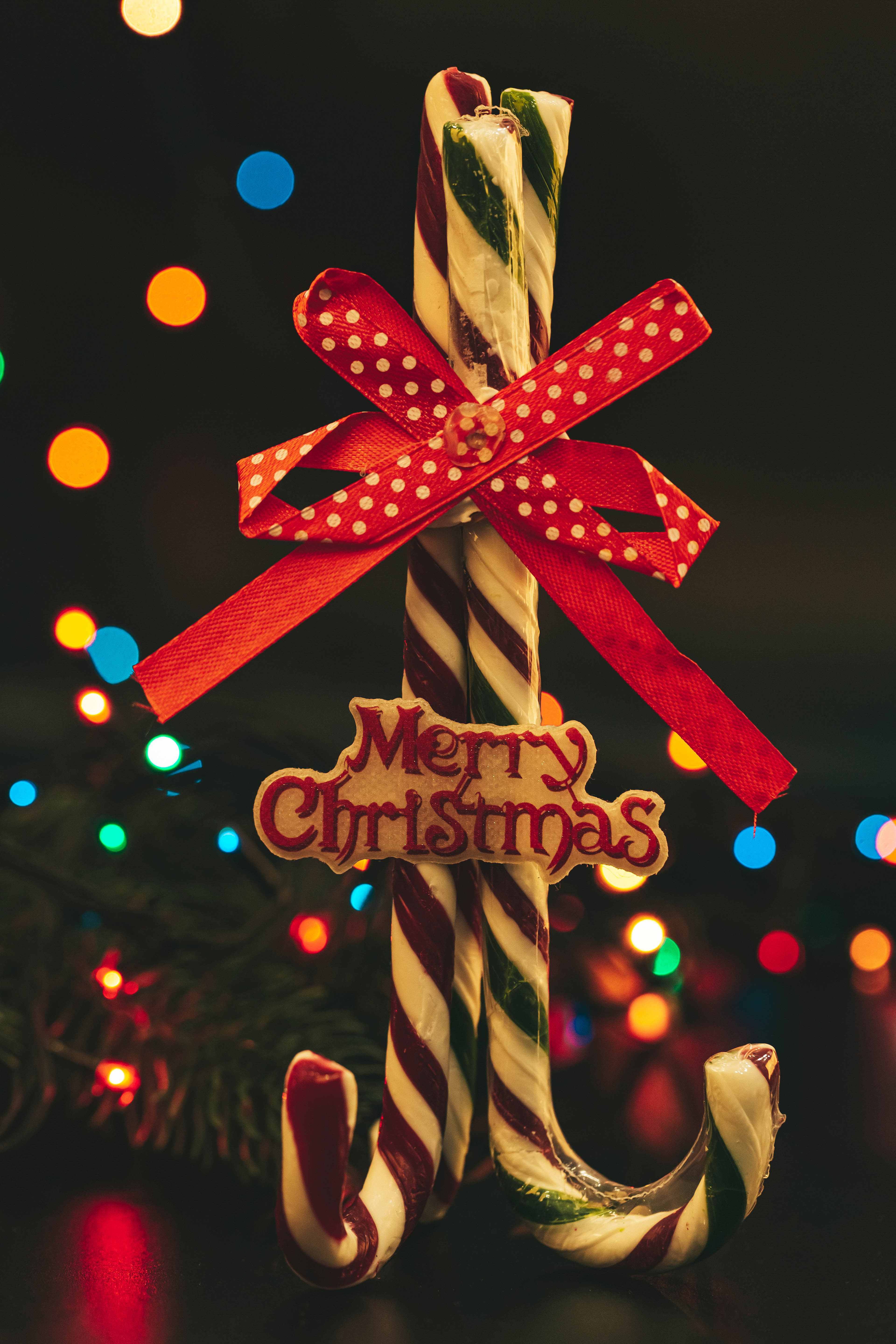 Handy-Wallpaper Feiertage, Weihnachten, Bonbons, Bogen, Zuckerstangen Stick, Karamell-Sticks kostenlos herunterladen.