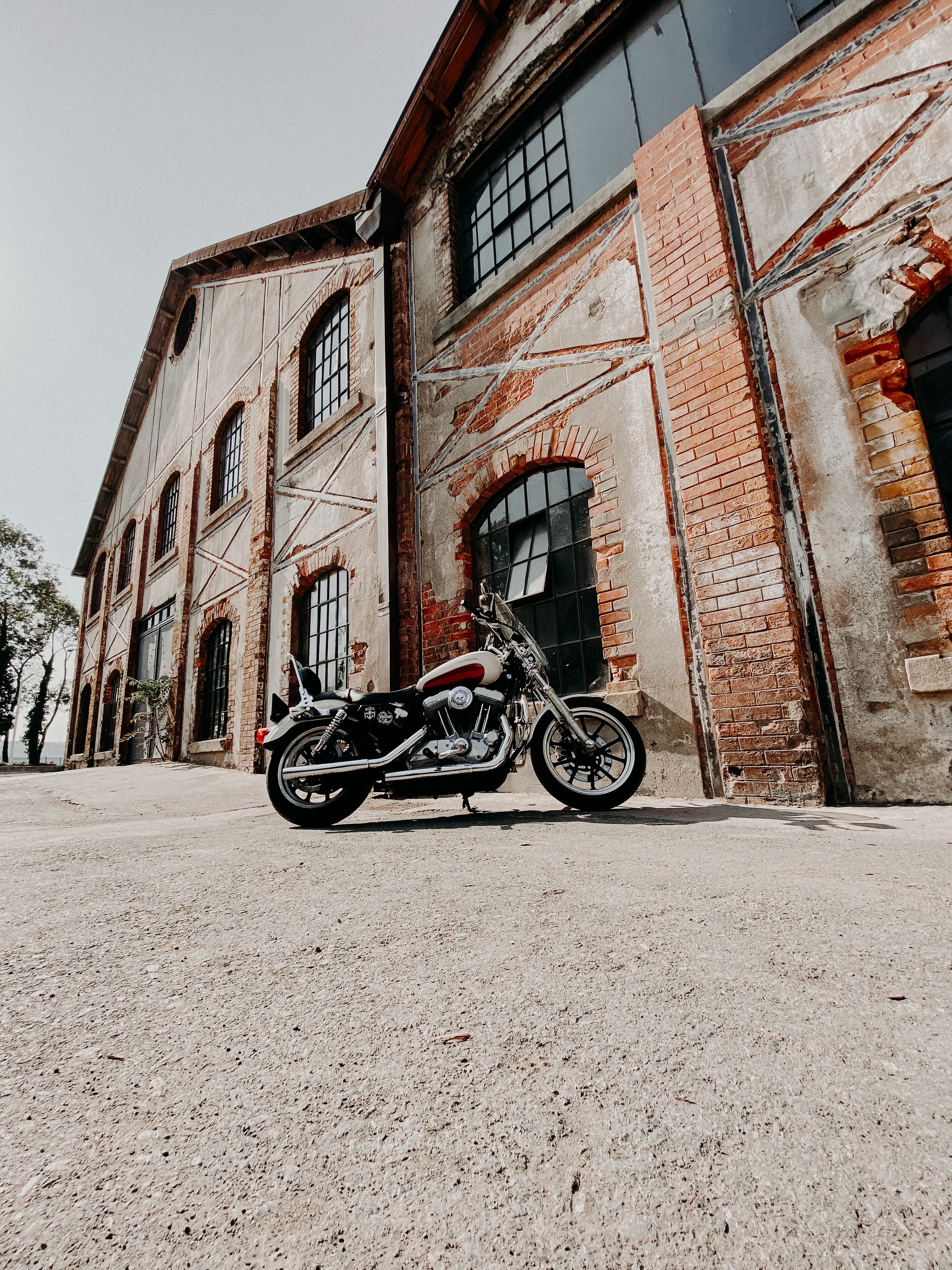 Handy-Wallpaper Motorräder, Gebäude, Das Schwarze, Motorrad, Fahrrad, Harley Davidson kostenlos herunterladen.