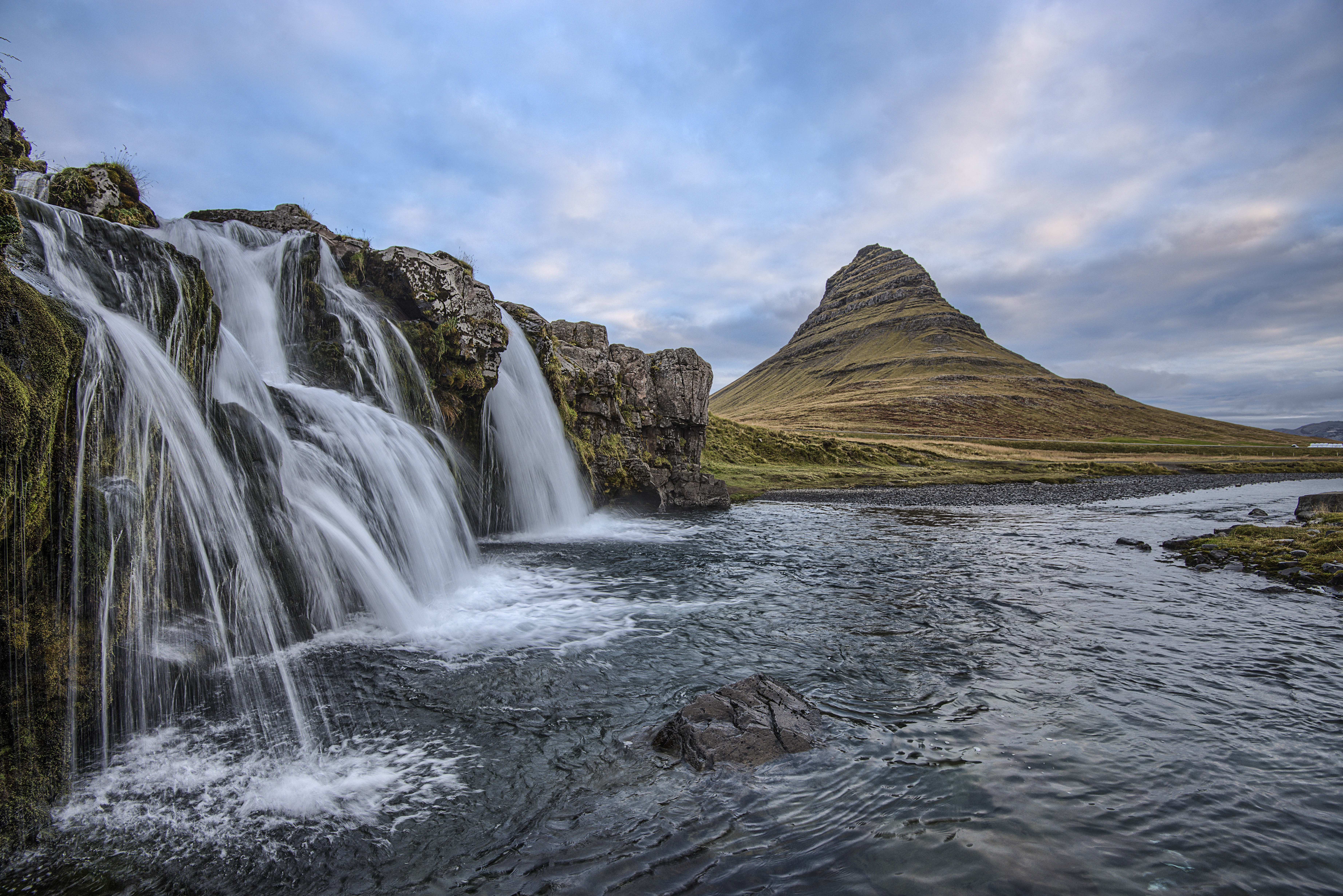 Скачати мобільні шпалери Ісландія, Природа, Водоспад, Пагорби безкоштовно.