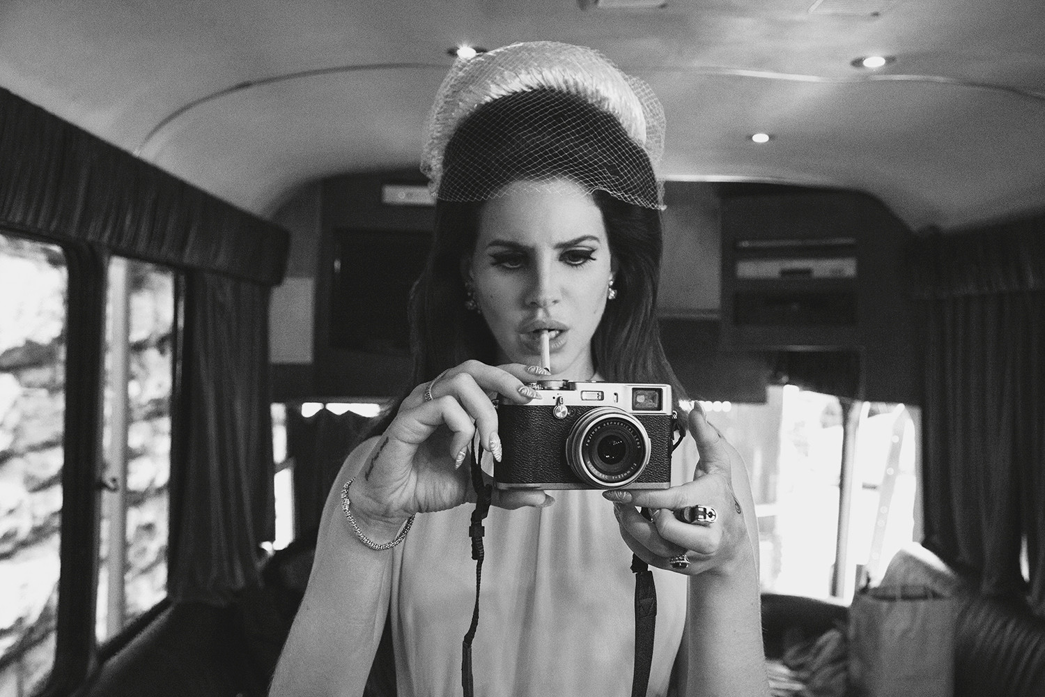 Bạn là fan của Lana Del Rey và muốn sở hữu những bức hình tuyệt đẹp trên điện thoại của mình? Chúng tôi sẽ giúp bạn! Tải ngay những hình nền ấn tượng của cô nàng ca sĩ này để trang trí cho chiếc điện thoại của bạn trở nên phong cách và cá tính hơn.