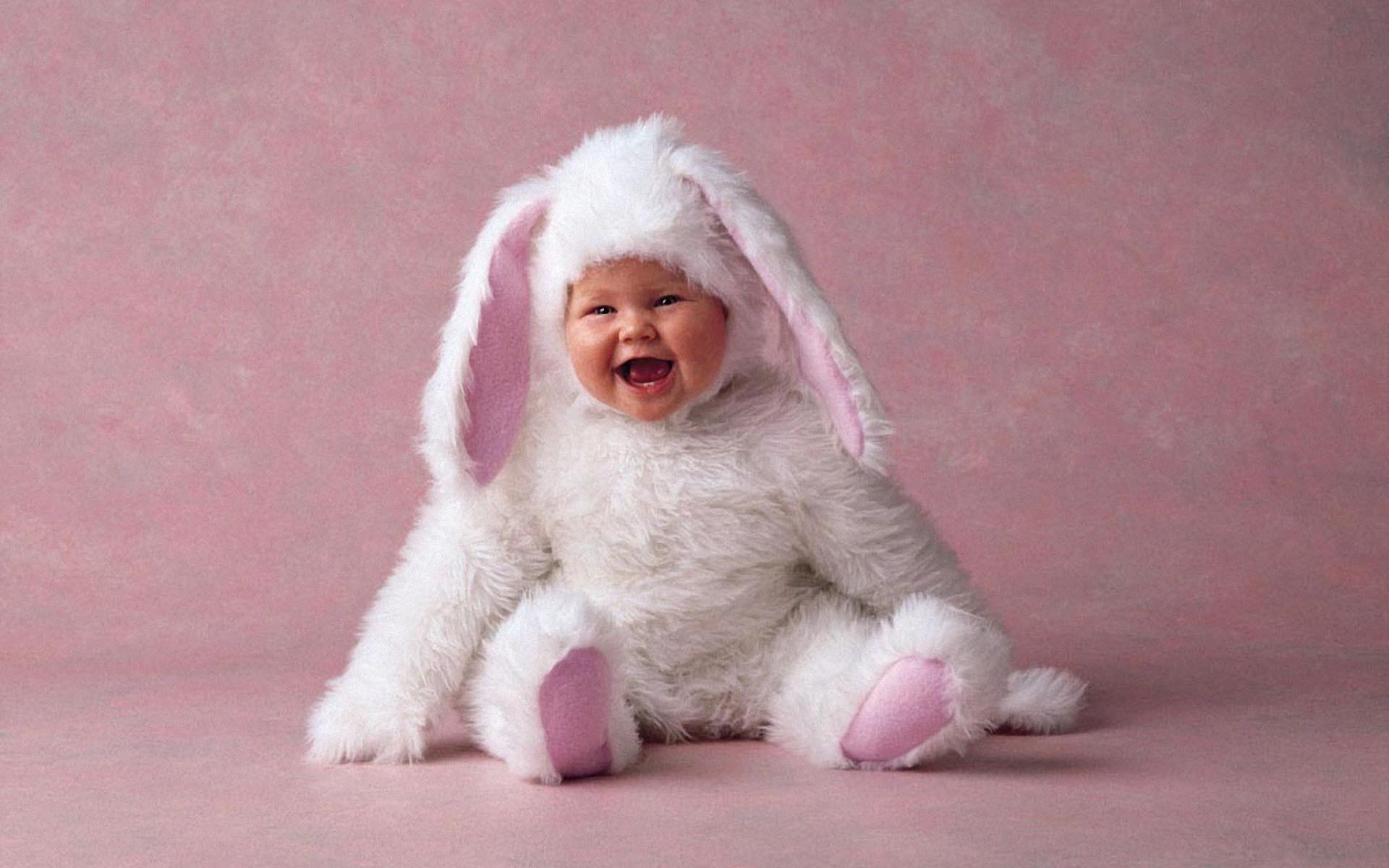 Малыш в костюме зайца