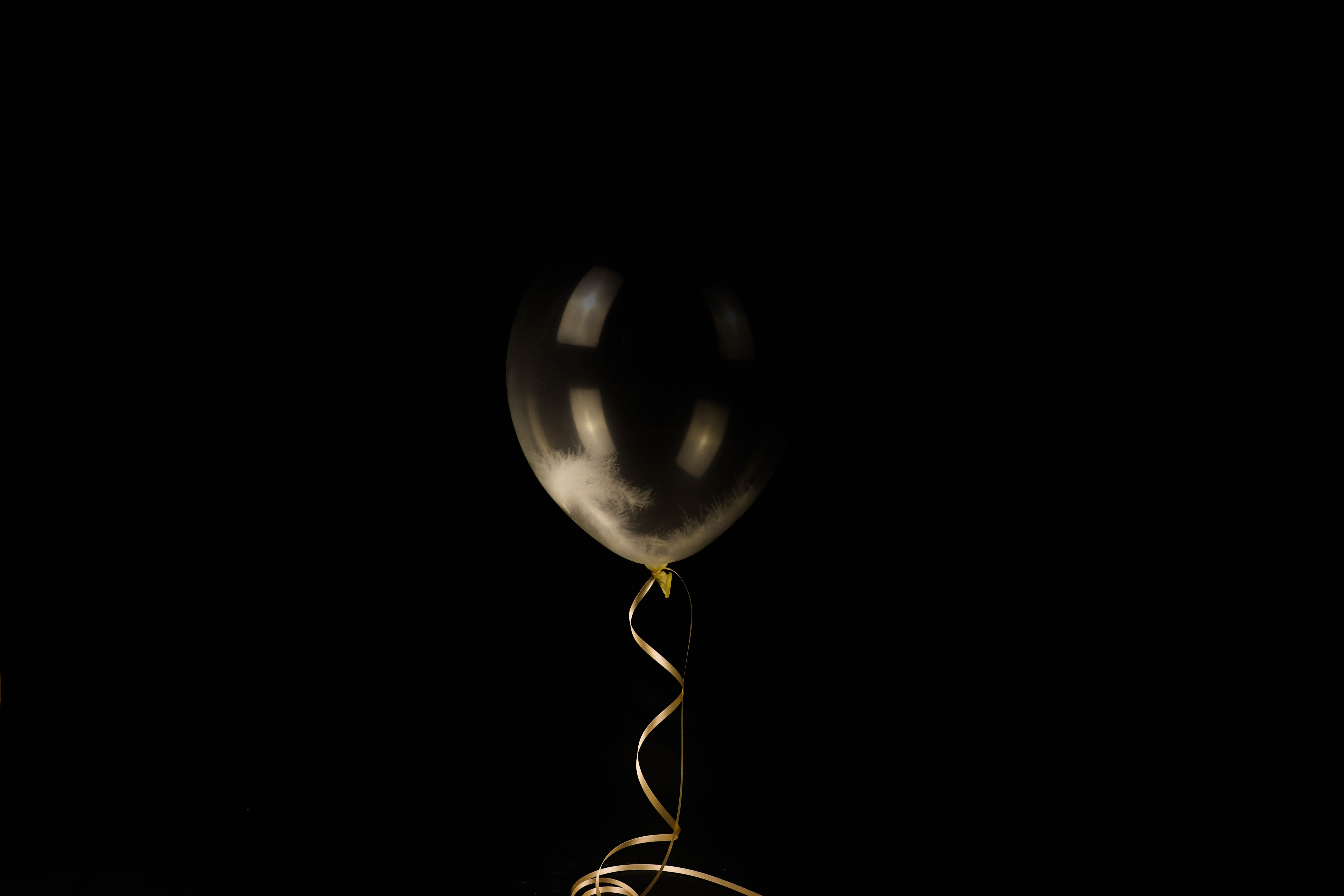 106244 Bildschirmschoner und Hintergrundbilder Luftballon auf Ihrem Telefon. Laden Sie feder, dunkel, minimalismus, luftballon, ballon, band, leichtigkeit Bilder kostenlos herunter