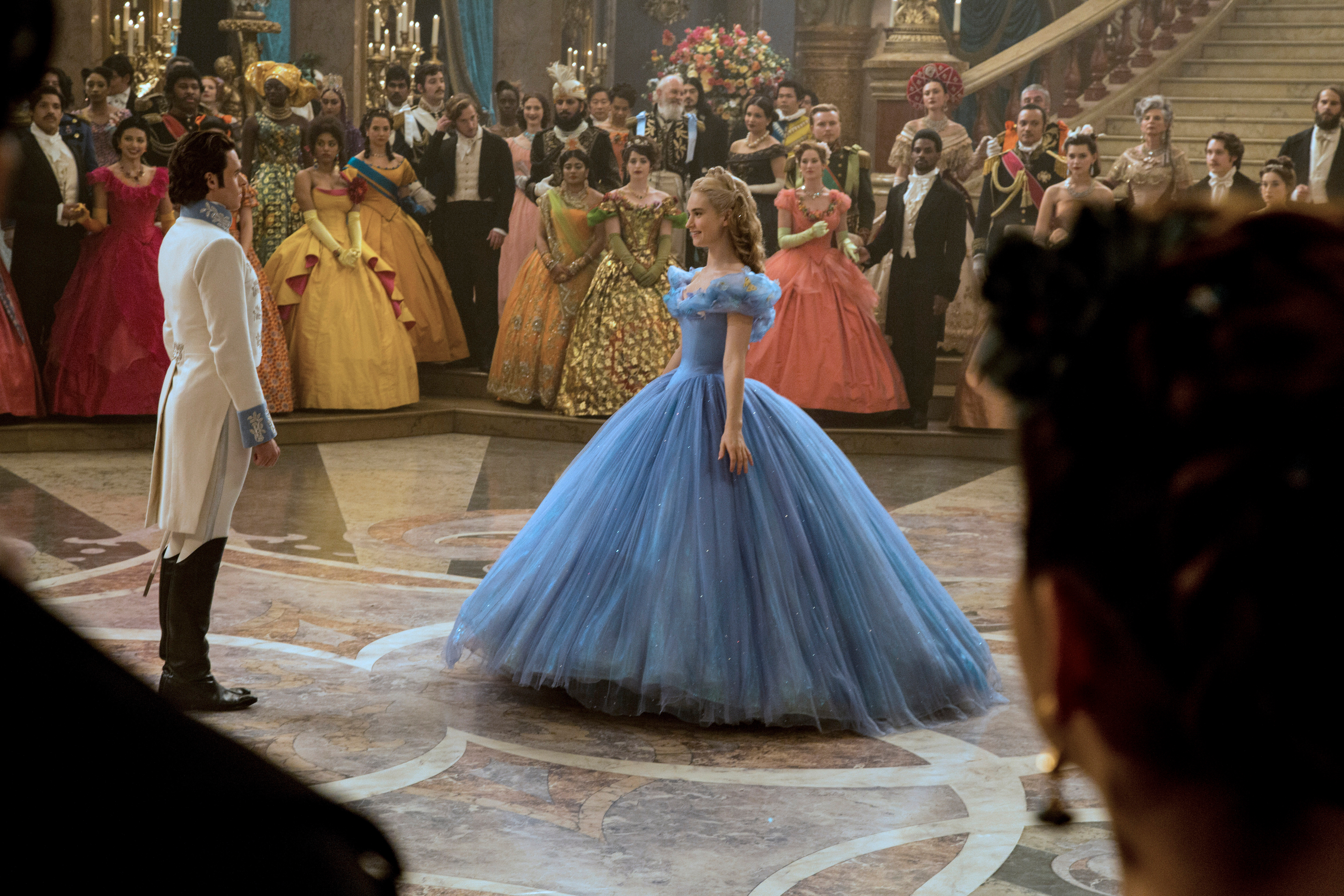 Видео первый бал. Золушка (Cinderella) 2015. Золушка Уолт Дисней 2015. Золушка 2015 Золушка и принц.