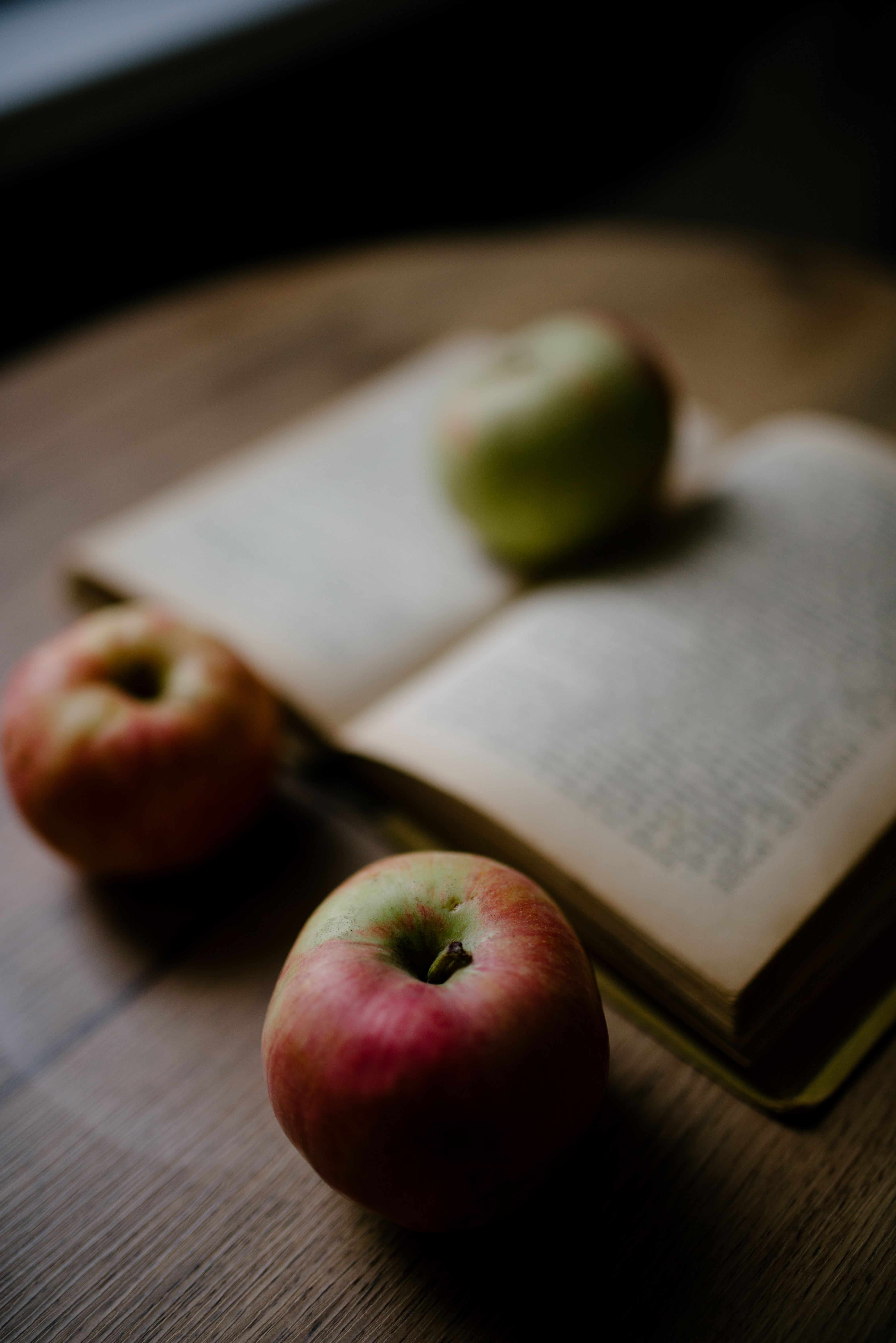 Handy-Wallpaper Obst, Lebensmittel, Äpfel, Buch kostenlos herunterladen.