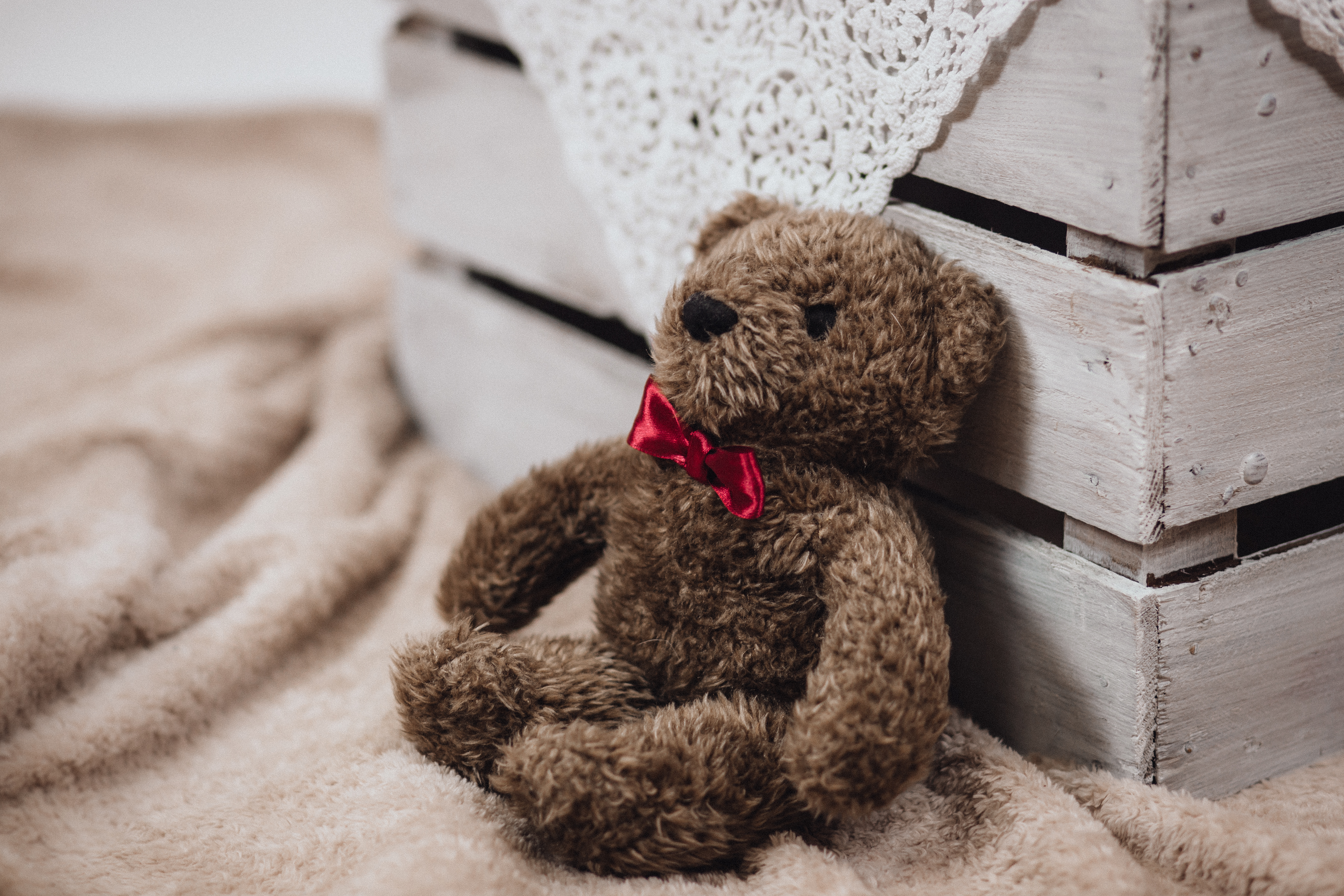 104393 download wallpaper teddy bear, miscellanea, miscellaneous, toy, bow screensavers and pictures for free