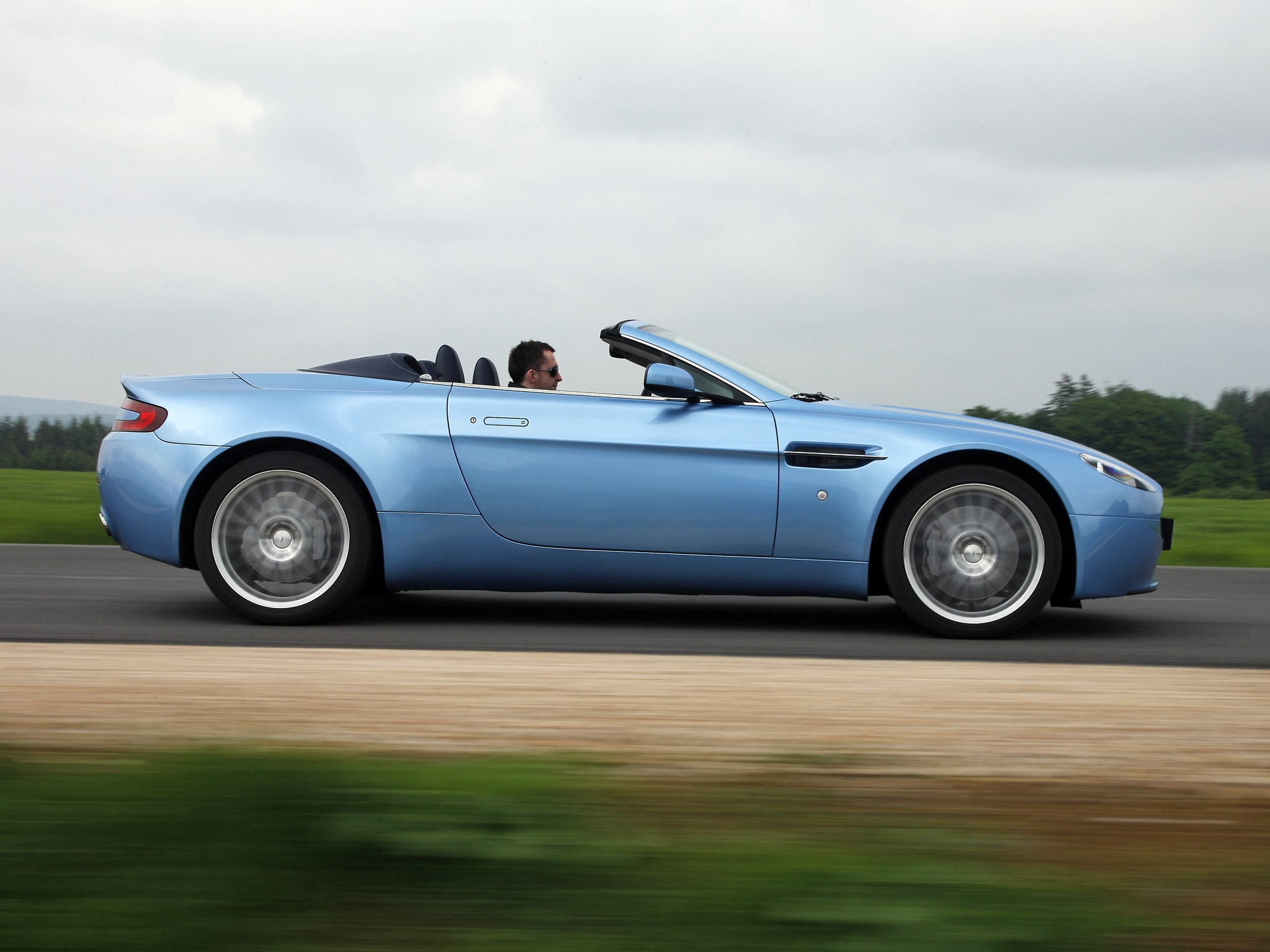 Handy-Wallpaper Aston Martin, Cars, Asphalt, Seitenansicht, Cabriolet, 2008, V8, Vorteil, Vantage kostenlos herunterladen.