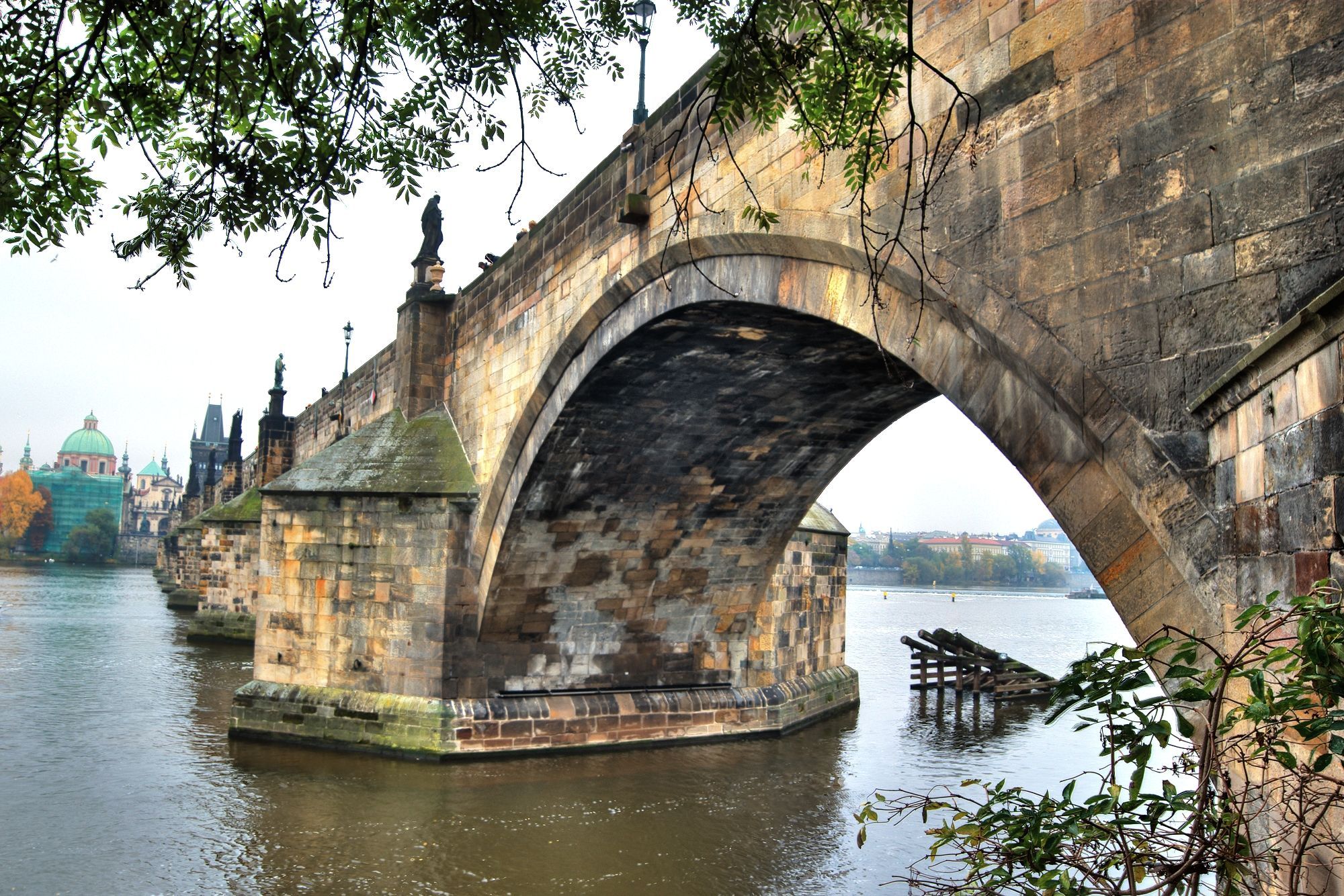 Europe bridge. Старая Прага Карлов мост. Прага архитектура Карлов мост. Старый мост (мост Карла – Теодора). Река в Праге с Карловым мостом.