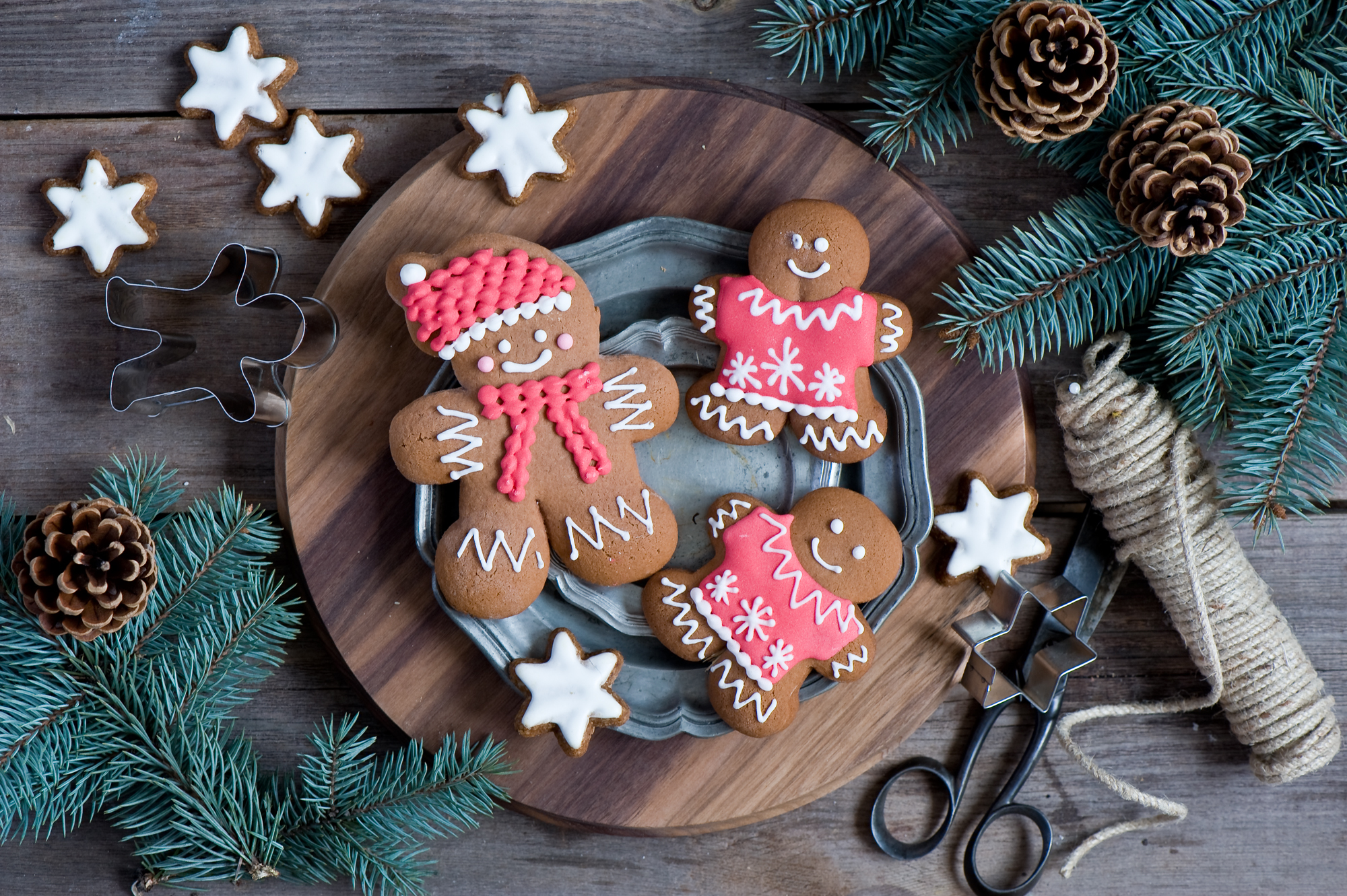 Download mobile wallpaper Holidays, Men, Cones, New Year, Cookies, Branches, Little Men for free.
