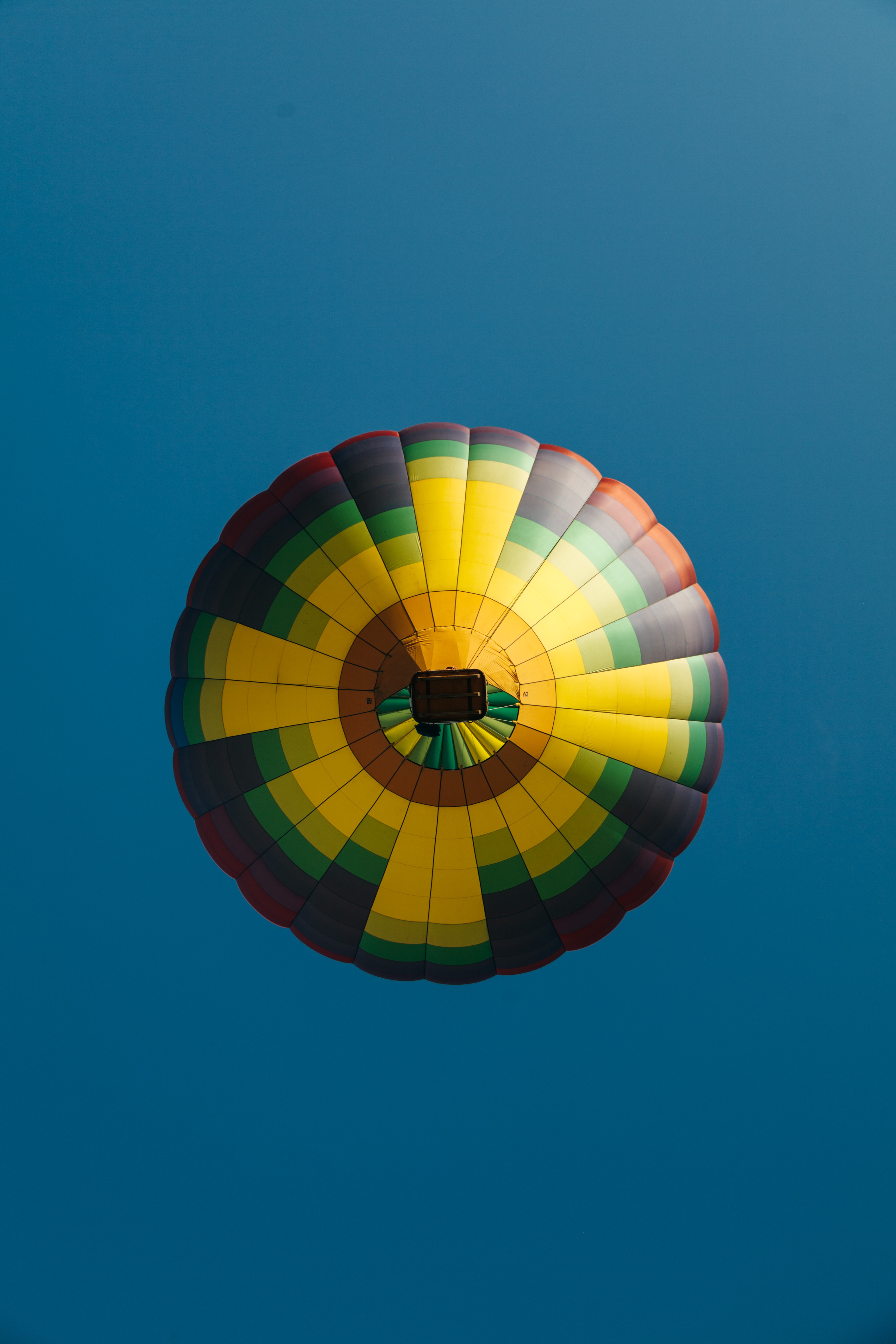62656 Hintergrundbild herunterladen sky, mehrfarbig, motley, minimalismus, flug, höhe, luftballon, ballon - Bildschirmschoner und Bilder kostenlos