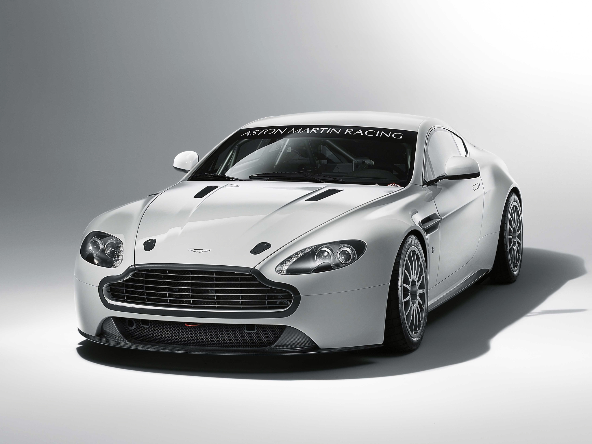 Handy-Wallpaper Auto, Aston Martin, Cars, Vorderansicht, Frontansicht, Stil, 2010, V8, Vorteil, Vantage kostenlos herunterladen.