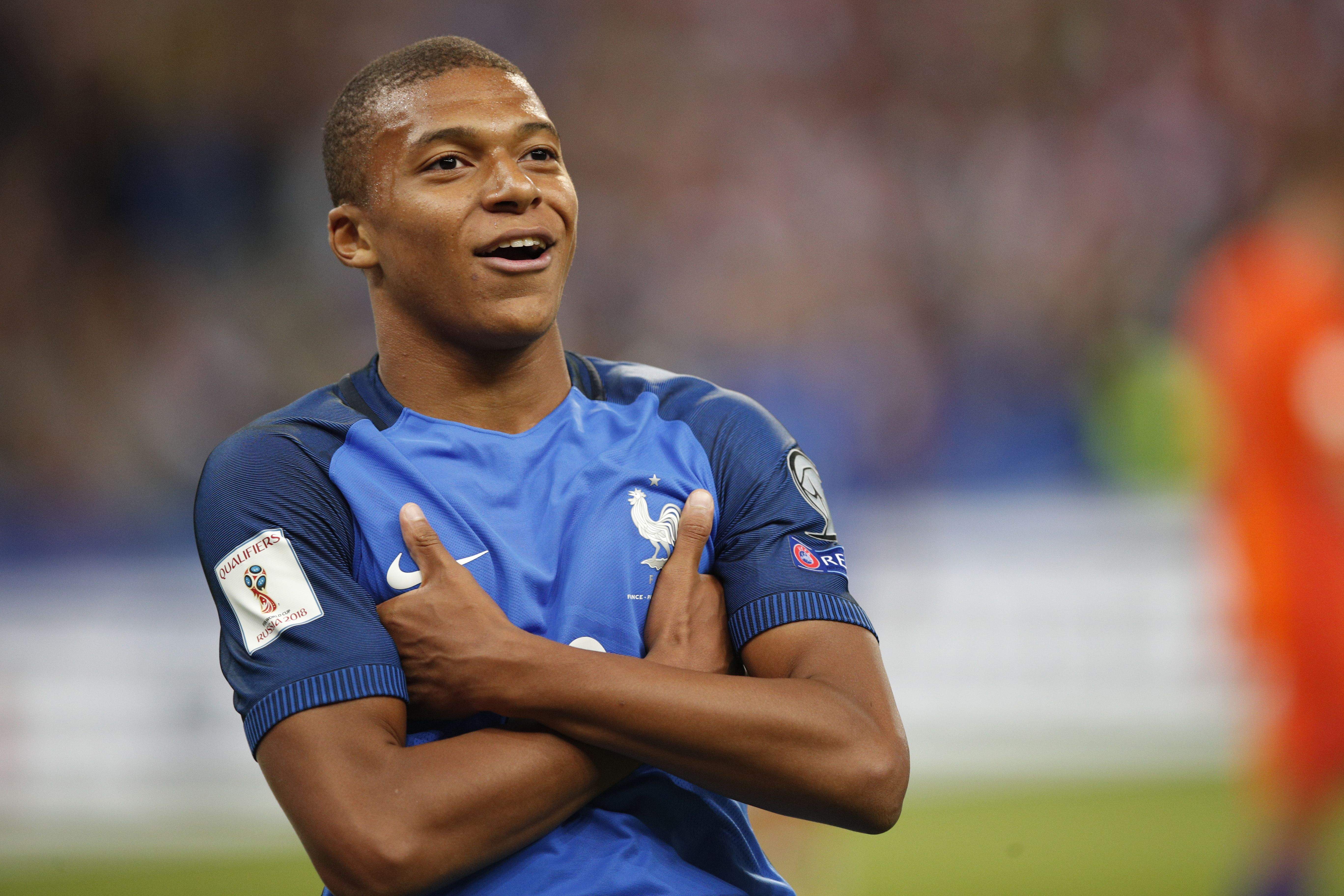 Килиан мбаппе лучший. Kylian Mbappe. Килиан Мбаппе футболист. Килиан Мбаппе Wallpapers. Игрок Мбаппе.