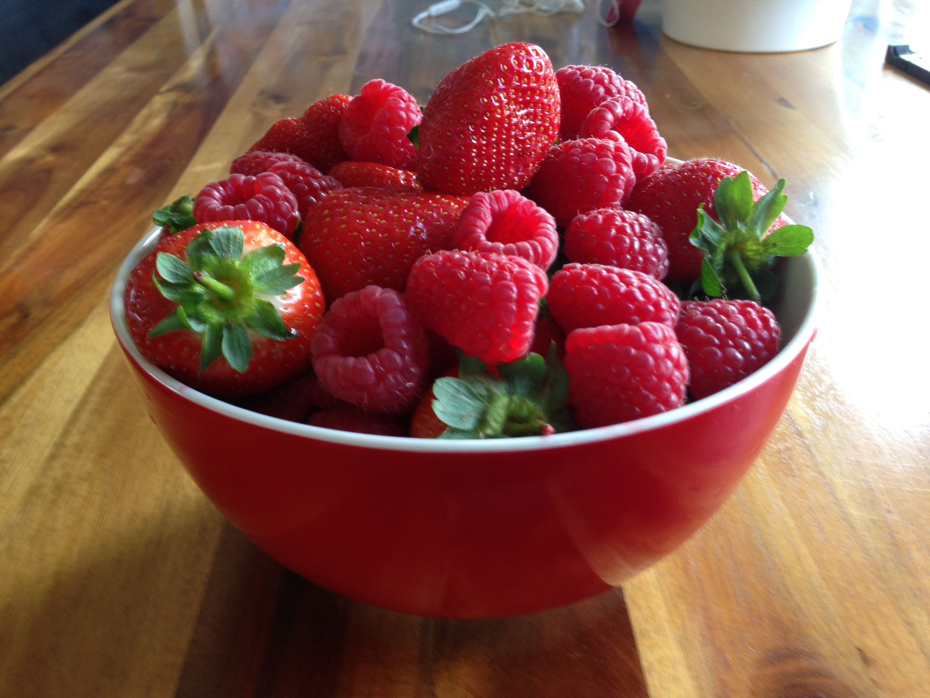 Handy-Wallpaper Lebensmittel, Erdbeere, Himbeere, Berries, Eine Tasse, Tasse kostenlos herunterladen.