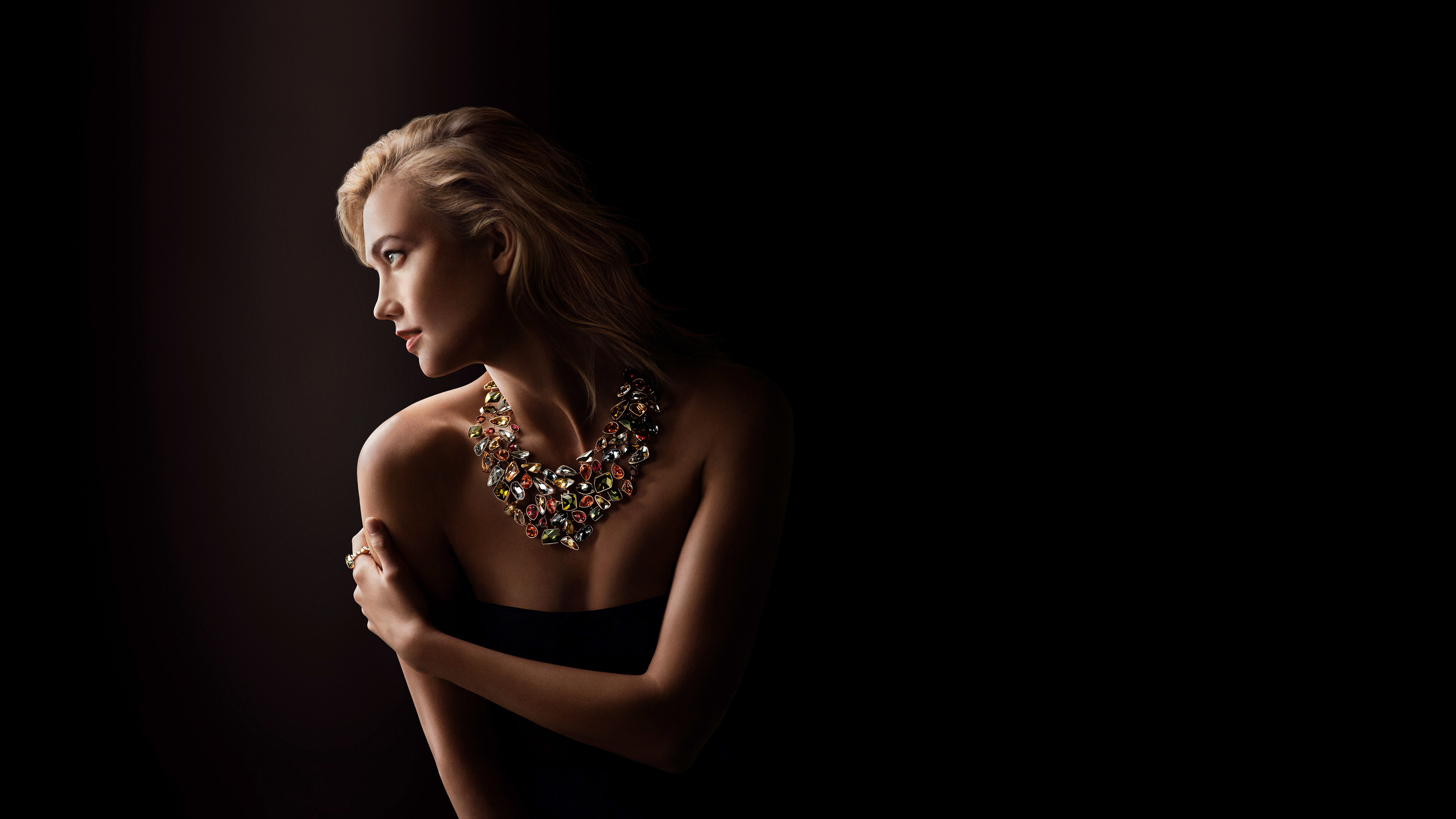 Мода черный фон. Karlie Kloss Swarovski. Karlie Kloss Photoshoot. Карли Клосс блондинка. Карли Клосс профиль.