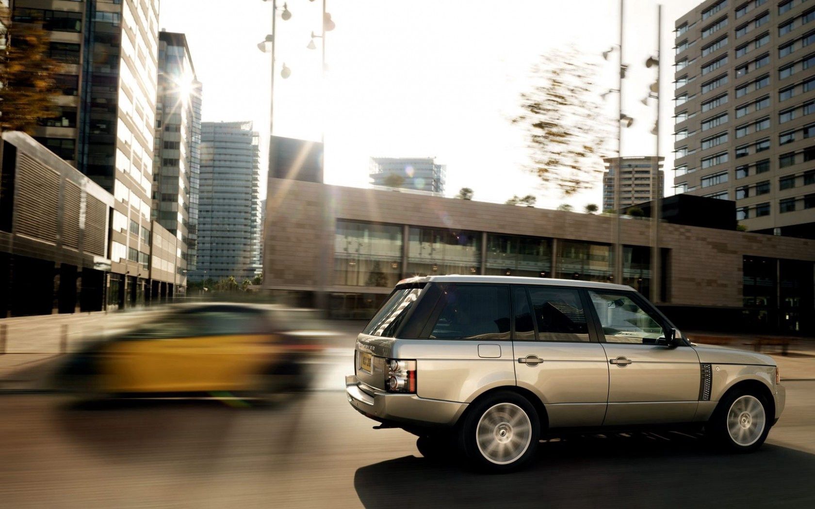 130116 Bildschirmschoner und Hintergrundbilder Land Rover auf Ihrem Telefon. Laden Sie land rover, cars, stadt, unschärfe, glatt, geschwindigkeit Bilder kostenlos herunter