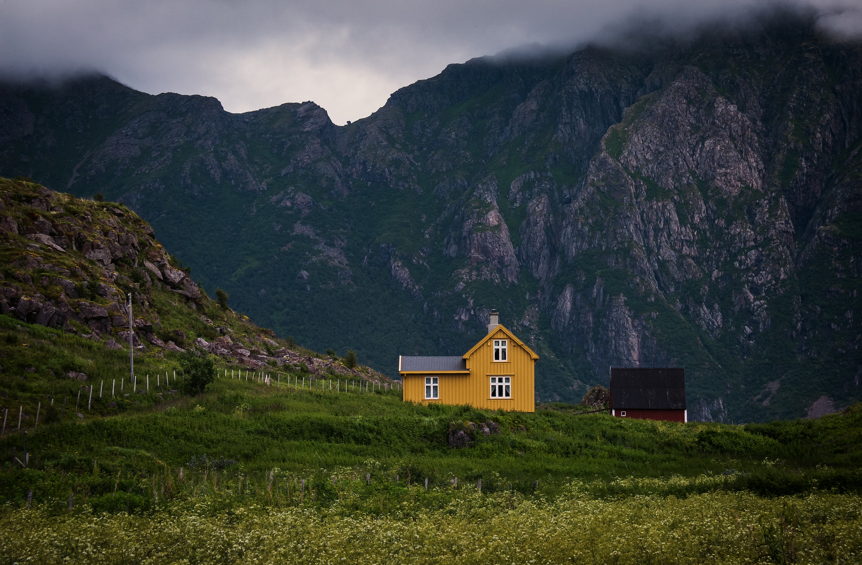 seclusion, small house, nature, grass, mountains, clouds, privacy, lodge 4K