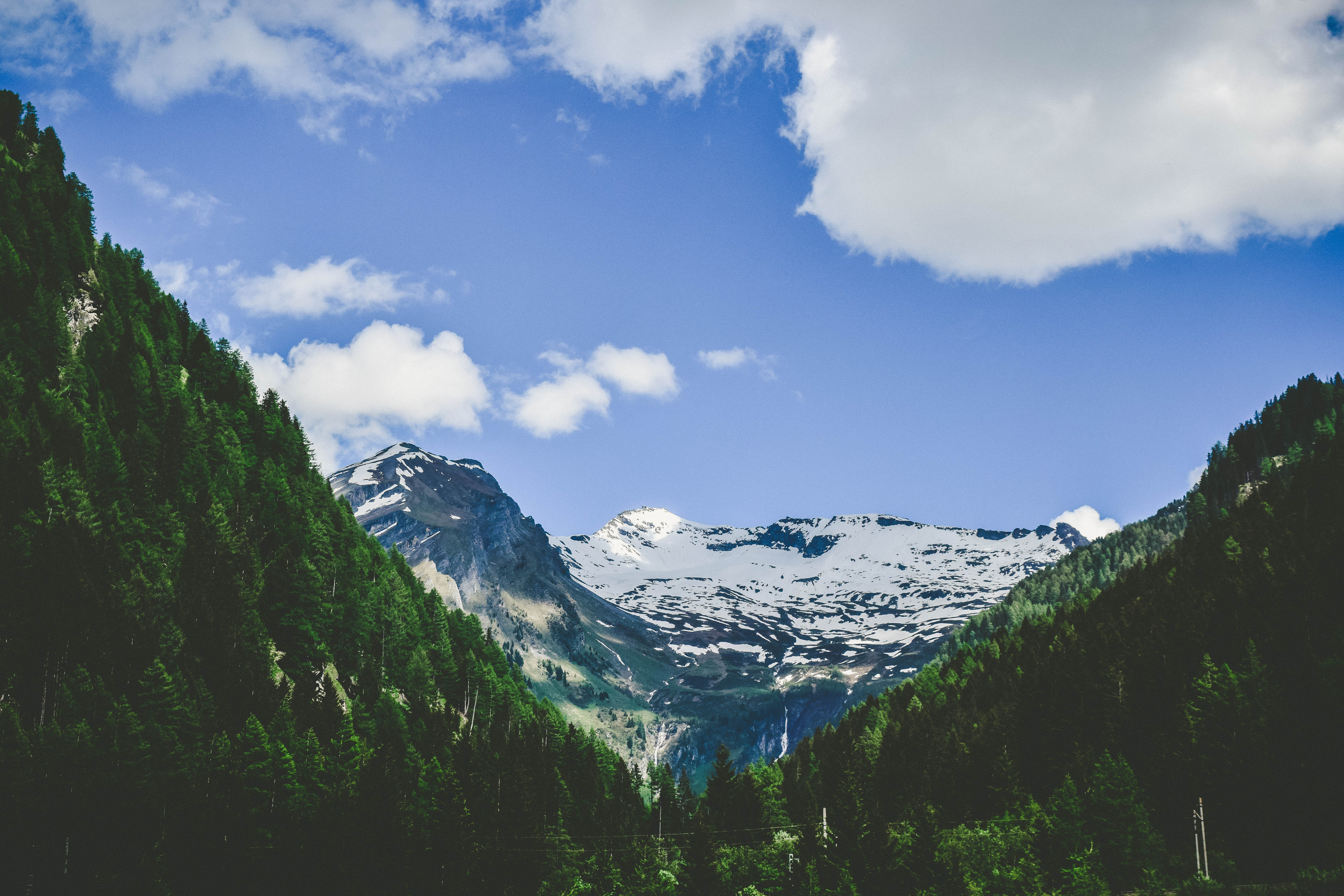141453 Bildschirmschoner und Hintergrundbilder Alpen auf Ihrem Telefon. Laden Sie natur, bäume, mountains, scheitel, nach oben, alpen Bilder kostenlos herunter