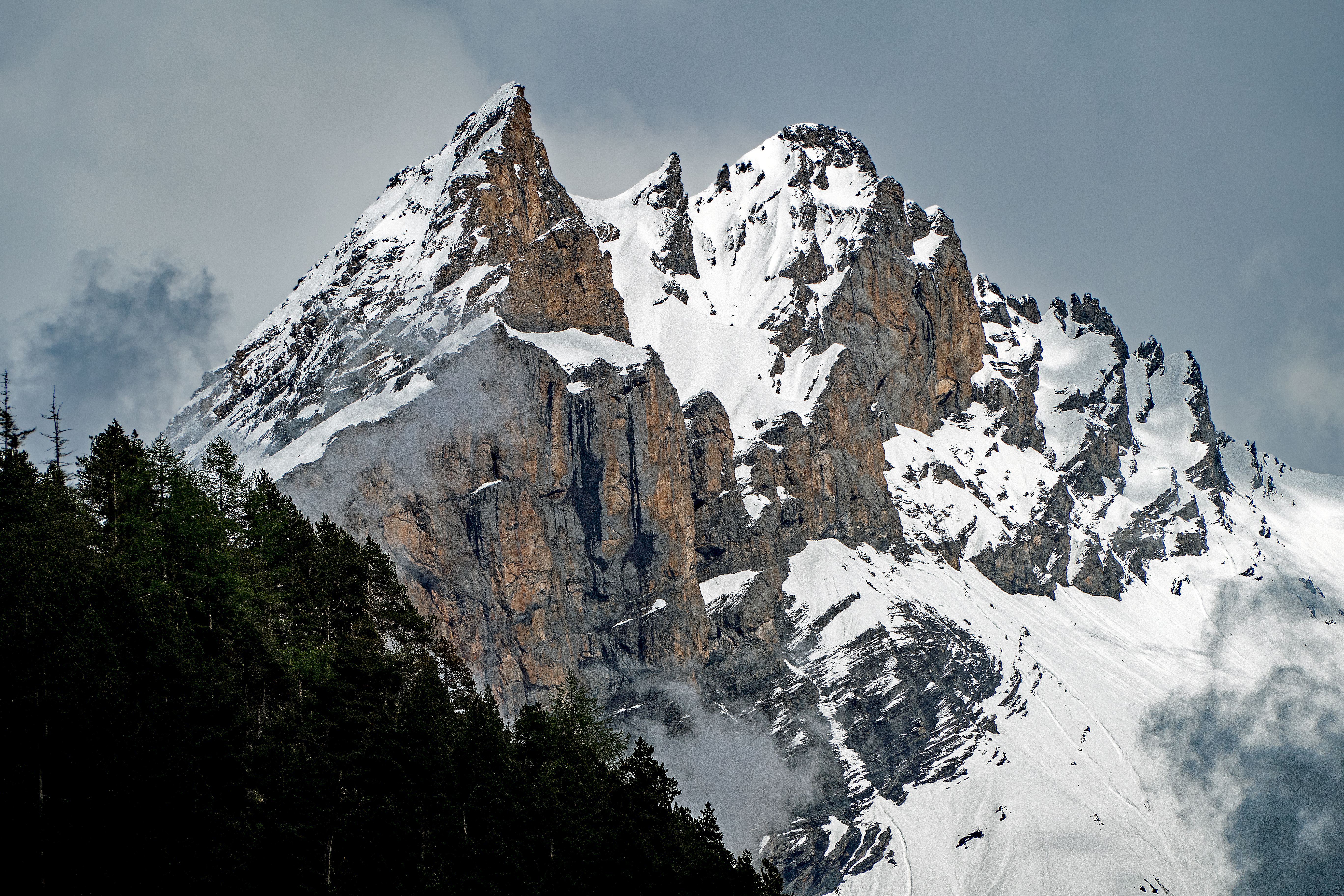 お使いの携帯電話の67837スクリーンセーバーと壁紙山脈。 雪に覆われた, 森林, 積雪, 峡谷の写真を無料でダウンロード