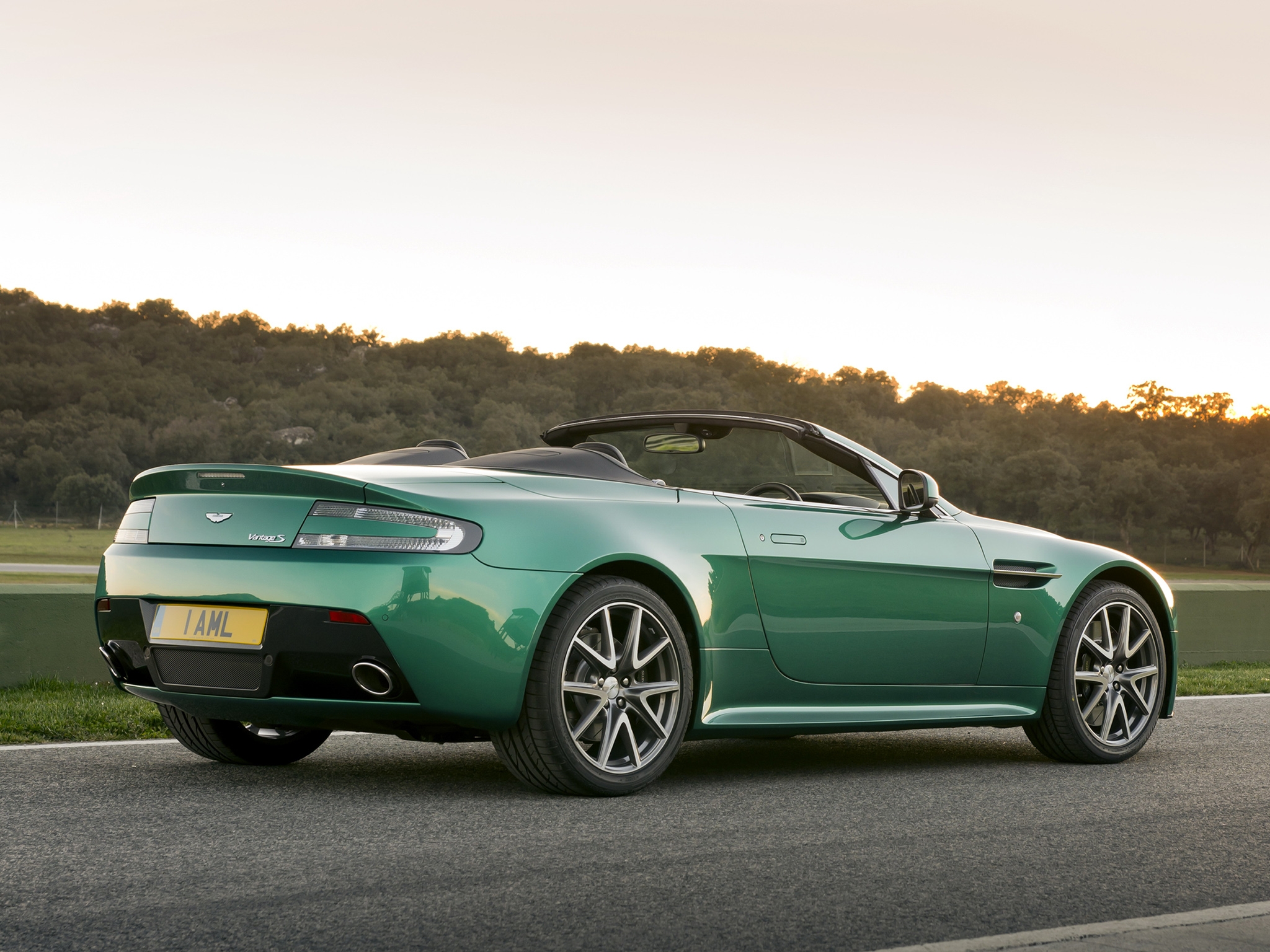 97709 Hintergrundbilder und Aston Martin Bilder auf dem Desktop. Laden Sie vantage, seitenansicht, auto, cars Bildschirmschoner kostenlos auf den PC herunter