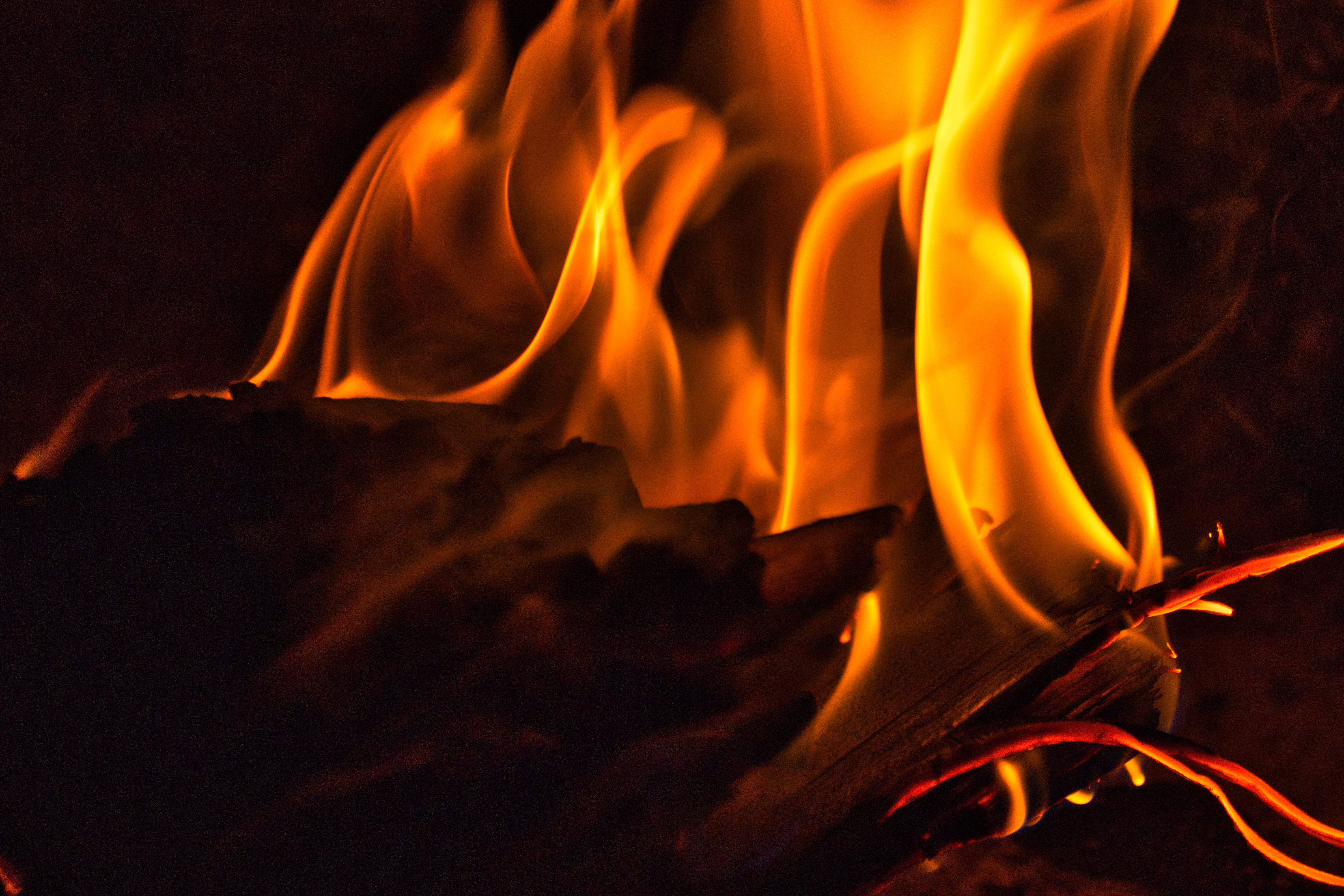 75419 Hintergrundbild herunterladen feuer, bonfire, dunkel, flamme, brennholz, verbrennung - Bildschirmschoner und Bilder kostenlos
