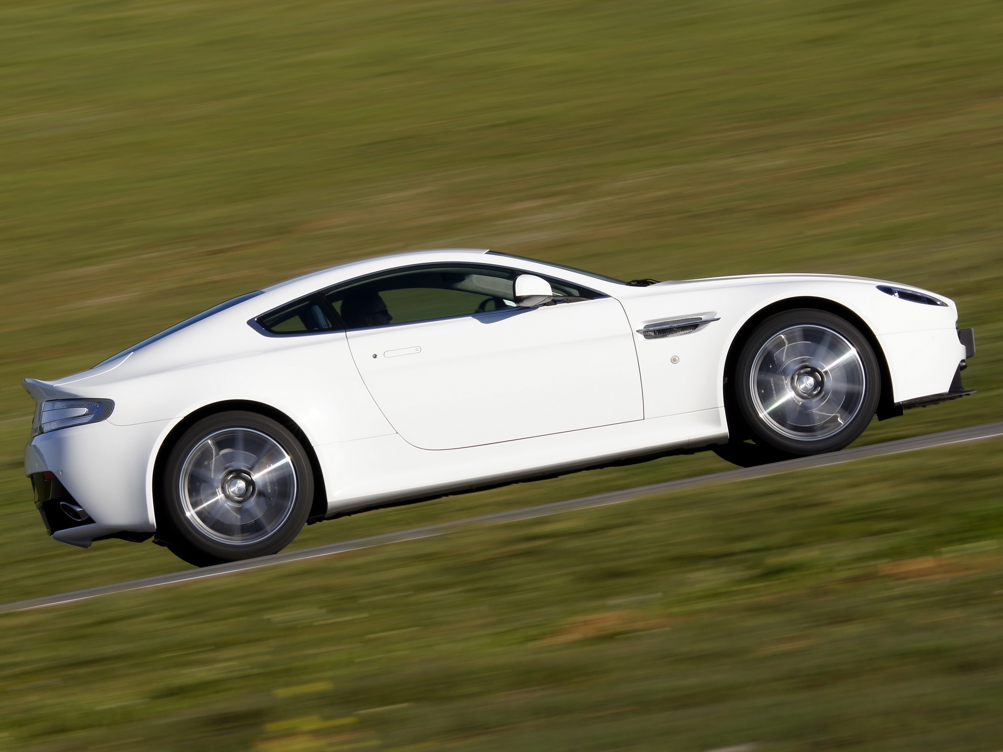 Handy-Wallpaper Grass, Aston Martin, Cars, Seitenansicht, Geschwindigkeit, 2011, V8, Vorteil, Vantage kostenlos herunterladen.