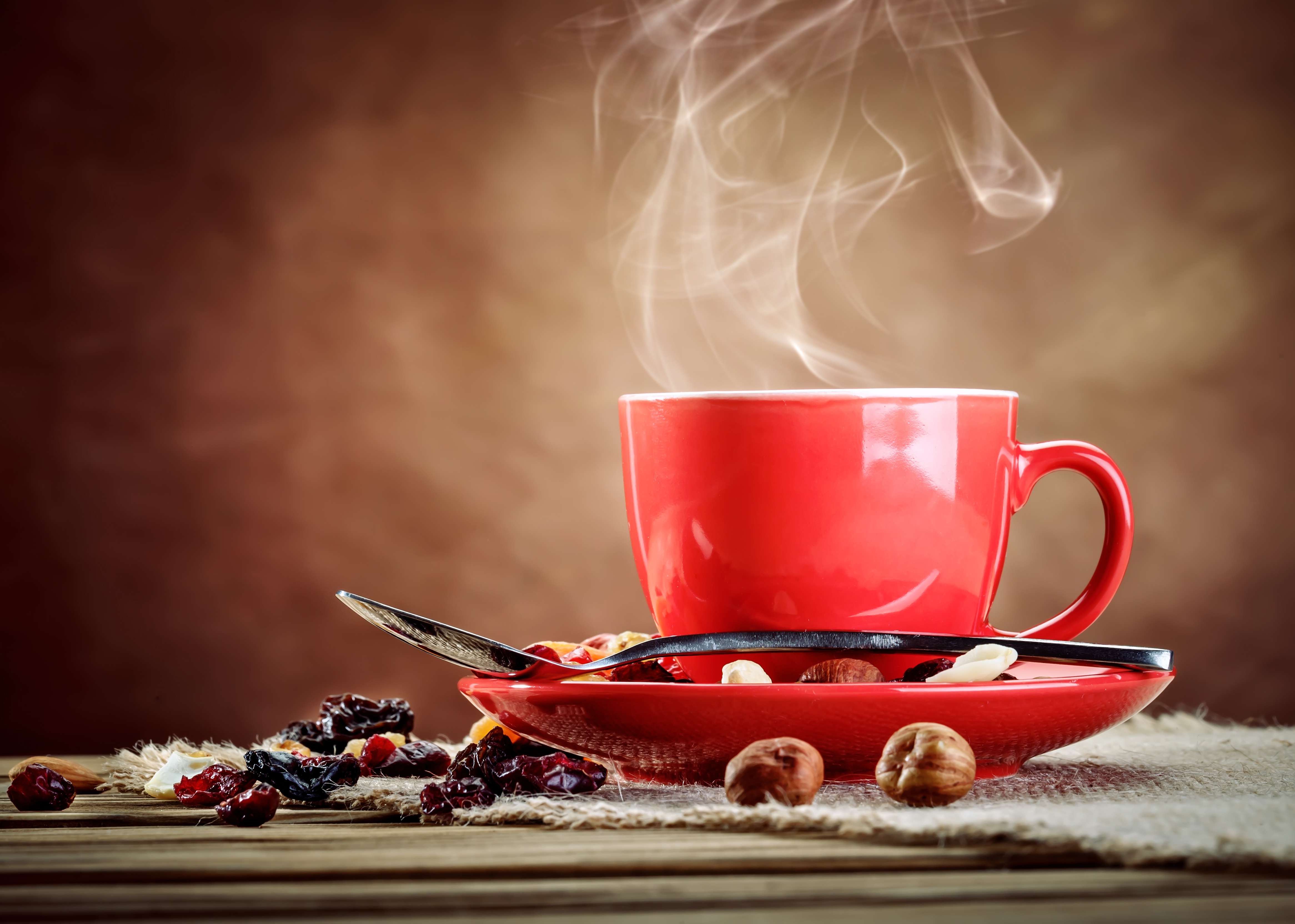 Фото чашки кофе на столе с добрым утром