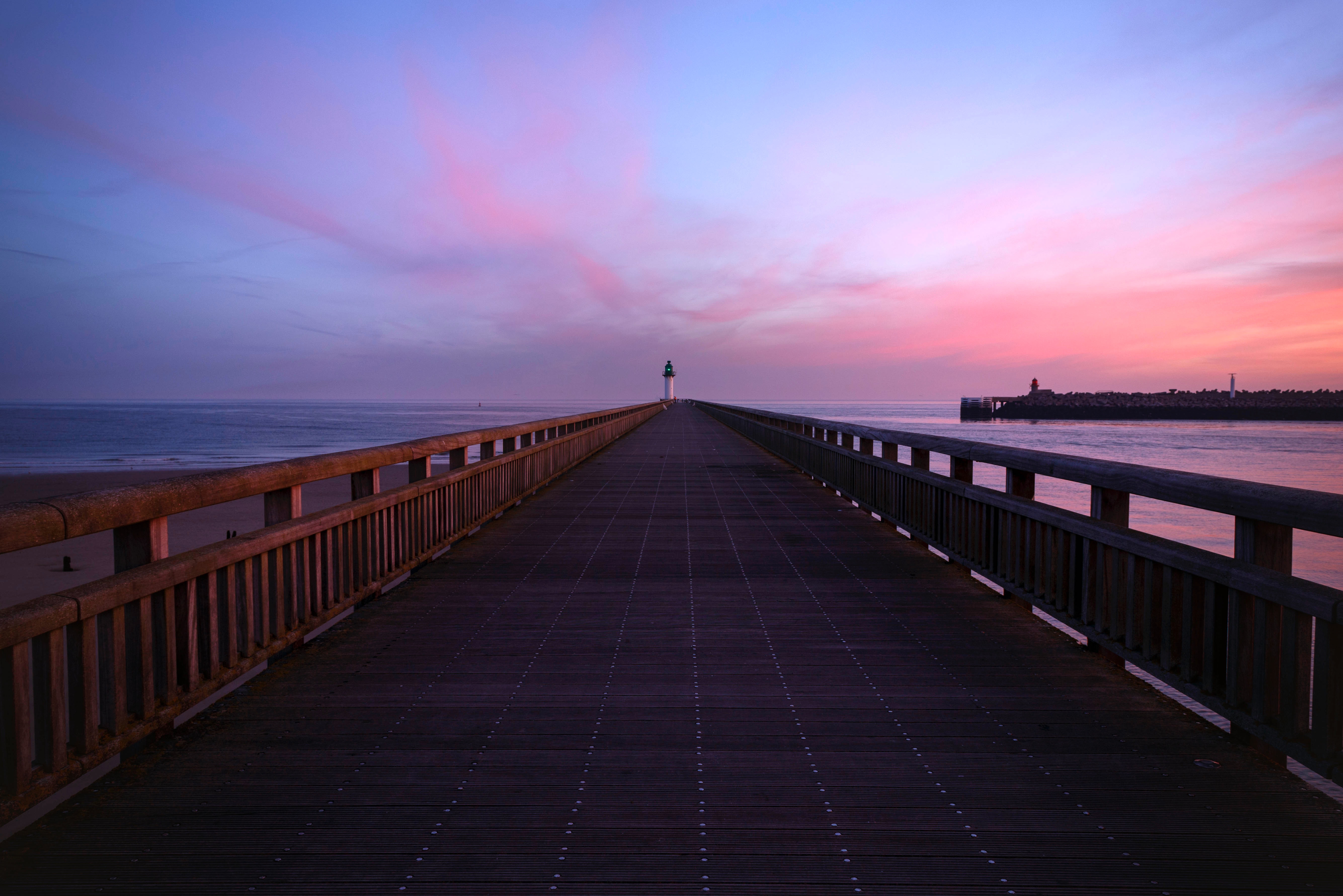 Handy-Wallpaper Natur, Sky, Sea, Morgendämmerung, Horizont, Seebrücke, Pier, Leuchtturm kostenlos herunterladen.