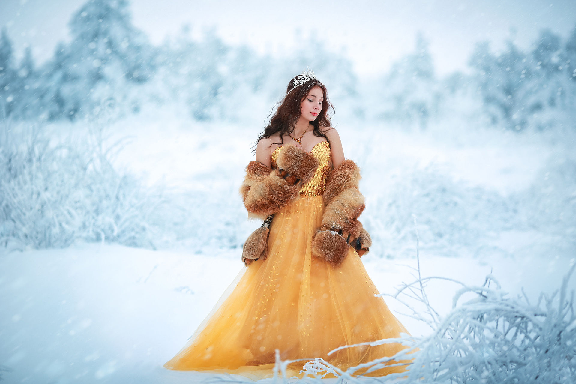 Девушка в зимнем платье
